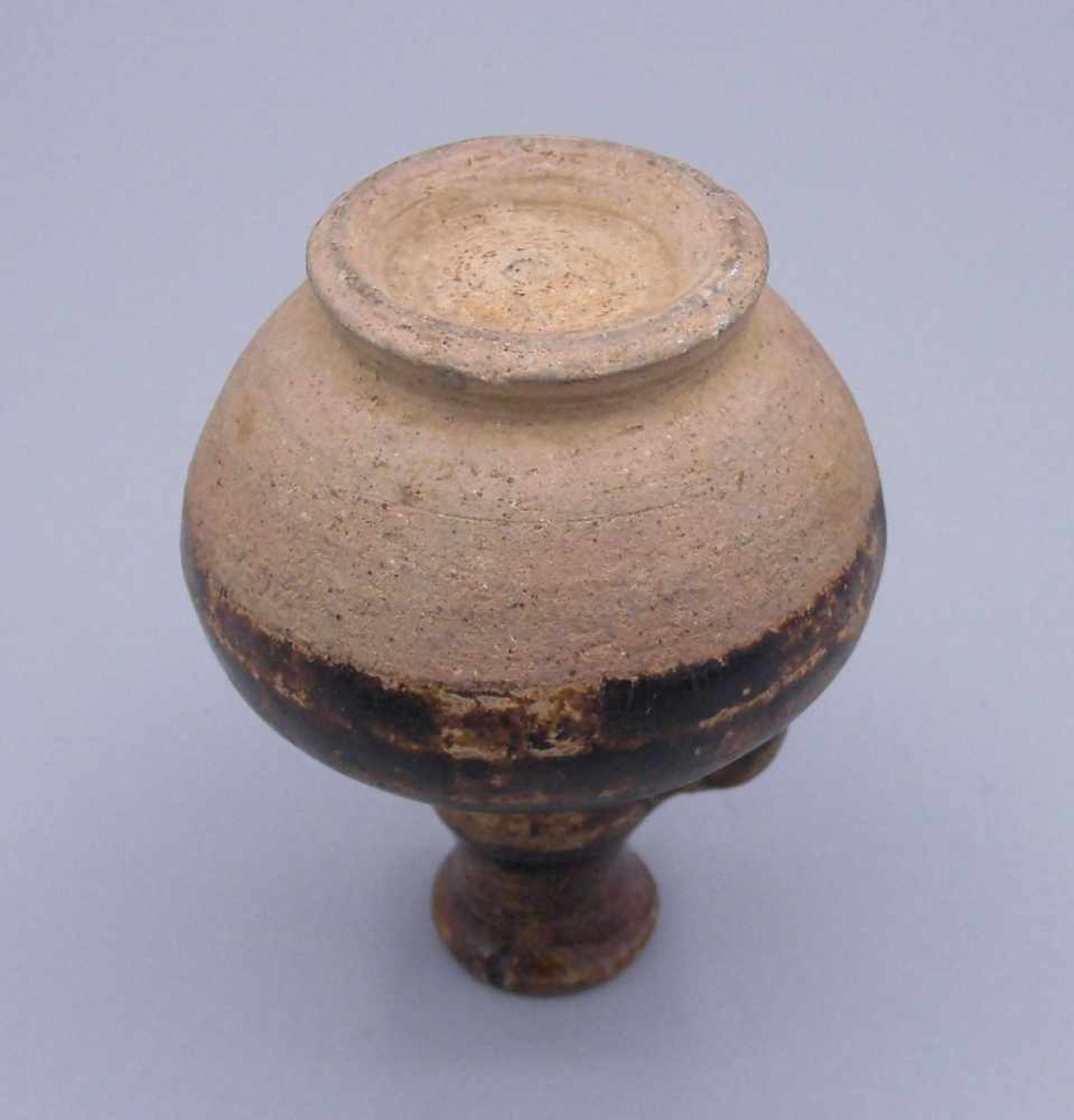 KLEINER KRUG, China, Keramik, heller Scherben, partiell braun glasiert. Gebauchte Form mit - Bild 5 aus 6