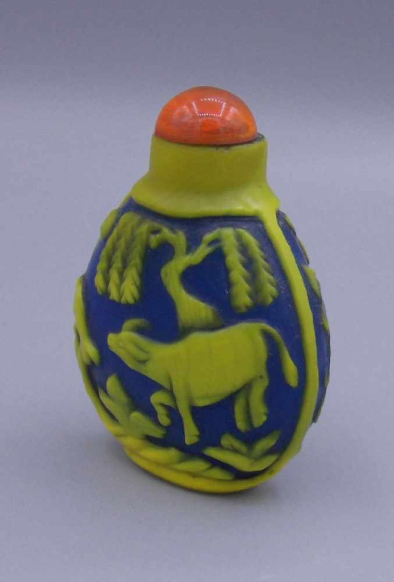 SNUFF-BOTTLE / SCHNUPFTABAK-BEHÄLTER / TABAK-GEFÄSS, China blaues Peking-Glas mit gelbem Überfang - Bild 3 aus 5