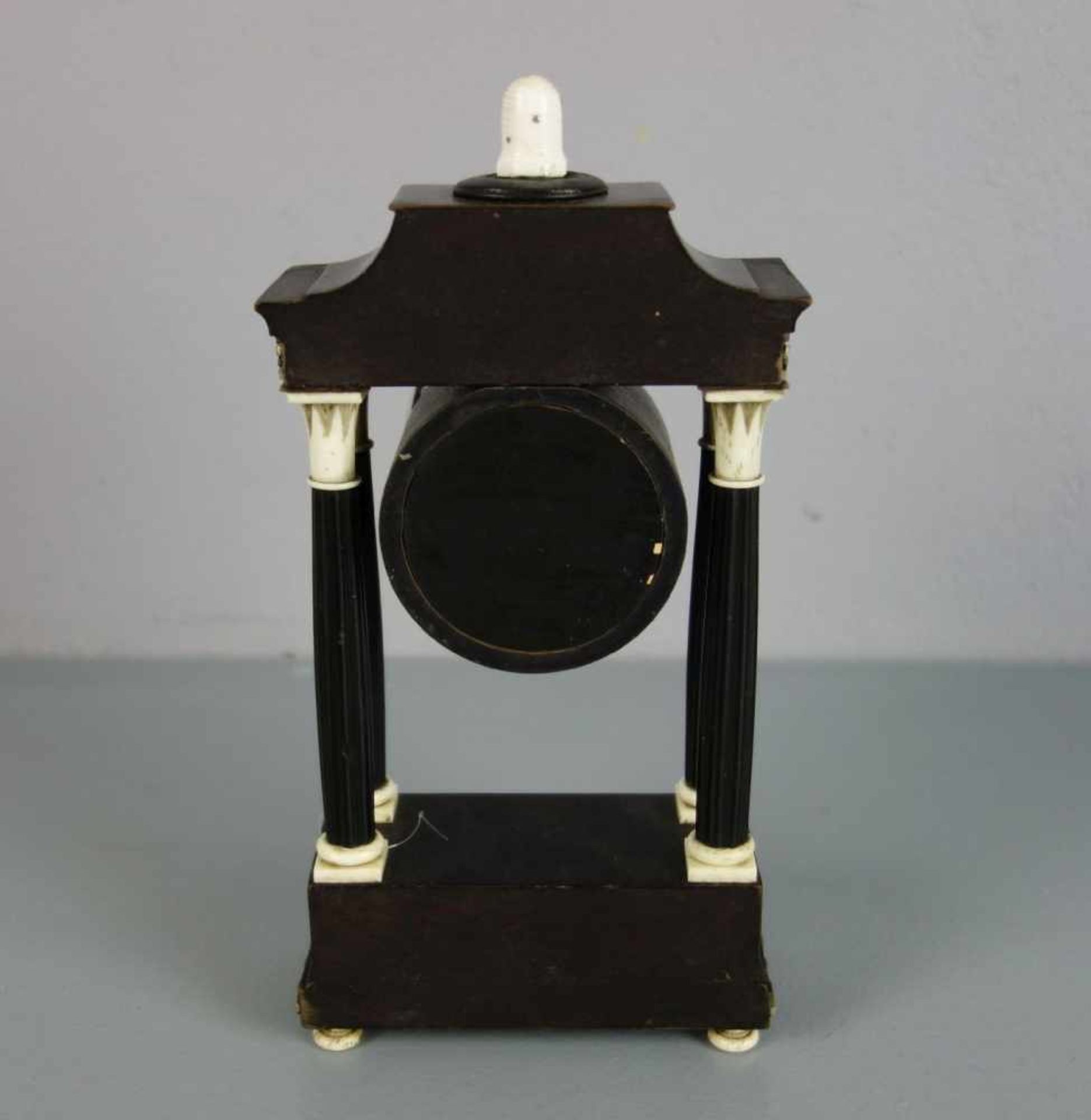 FREIMAUER SÄULENUHR / PORTALUHR / masonic table clock, wohl 1. H. 19. Jh., Frankreich. - Bild 5 aus 6