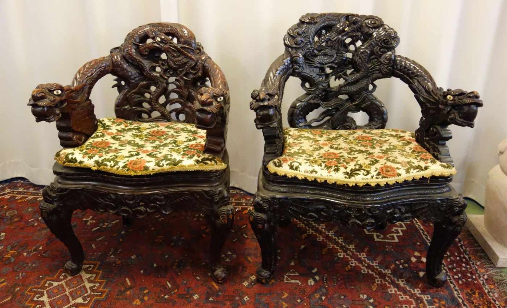 PAAR CHINESISCHE DRACHENSTÜHLE / SESSEL / ARMLEHNSTÜHLE / armchairs, ebonisiertes rötliches