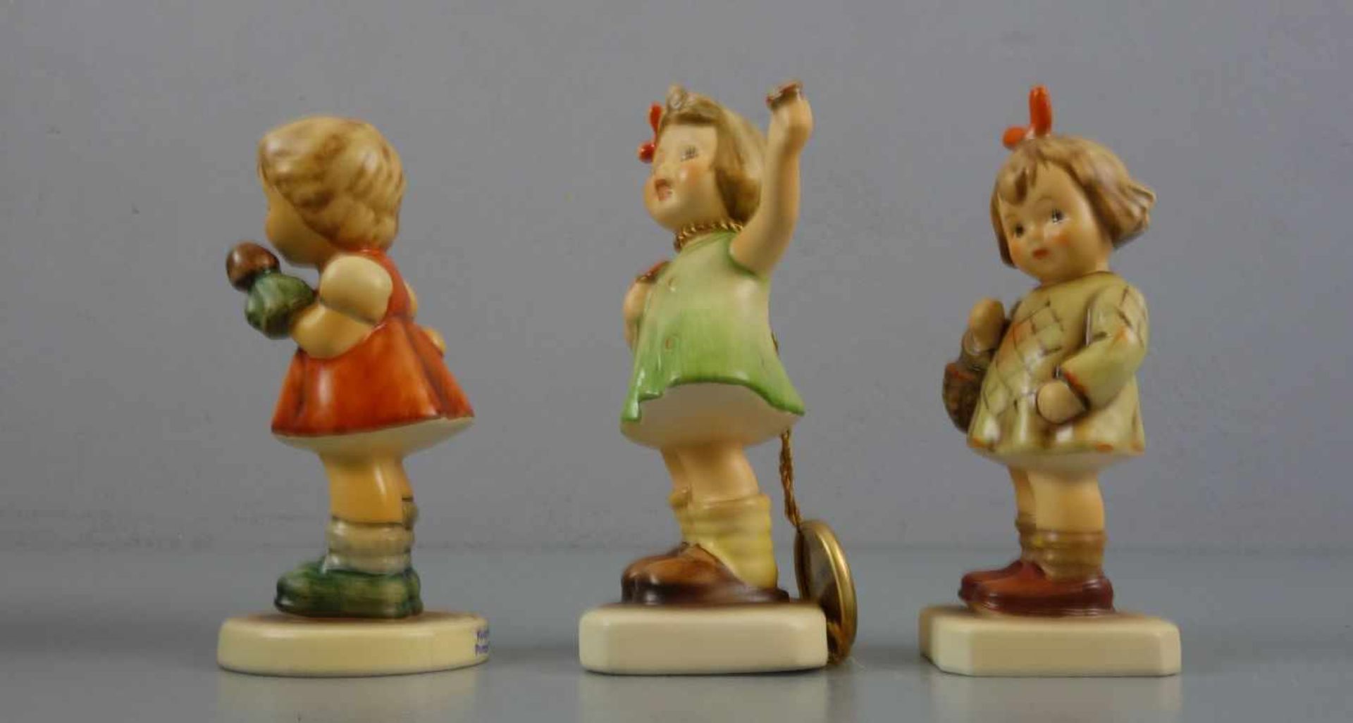 DREI HUMMELFIGUREN / porcelain figures: Goebel Hummel-Figuren, Marken nach 1991. "Herzlich - Bild 4 aus 5