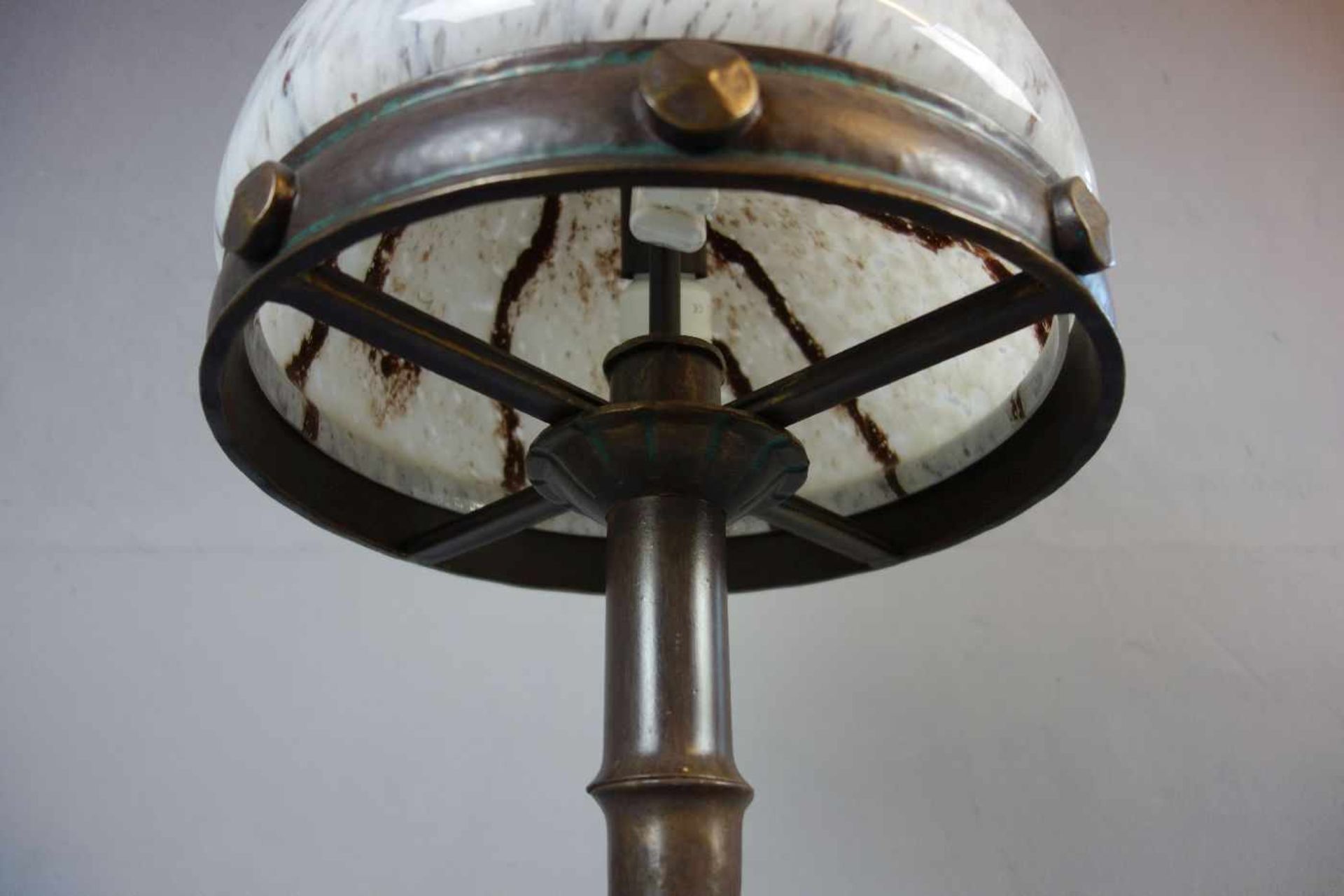 GROSSE TISCHLAMPE / table lamp, bronziertes Schmiedeeisen, partiell grün patiniert. Runder und - Image 4 of 4
