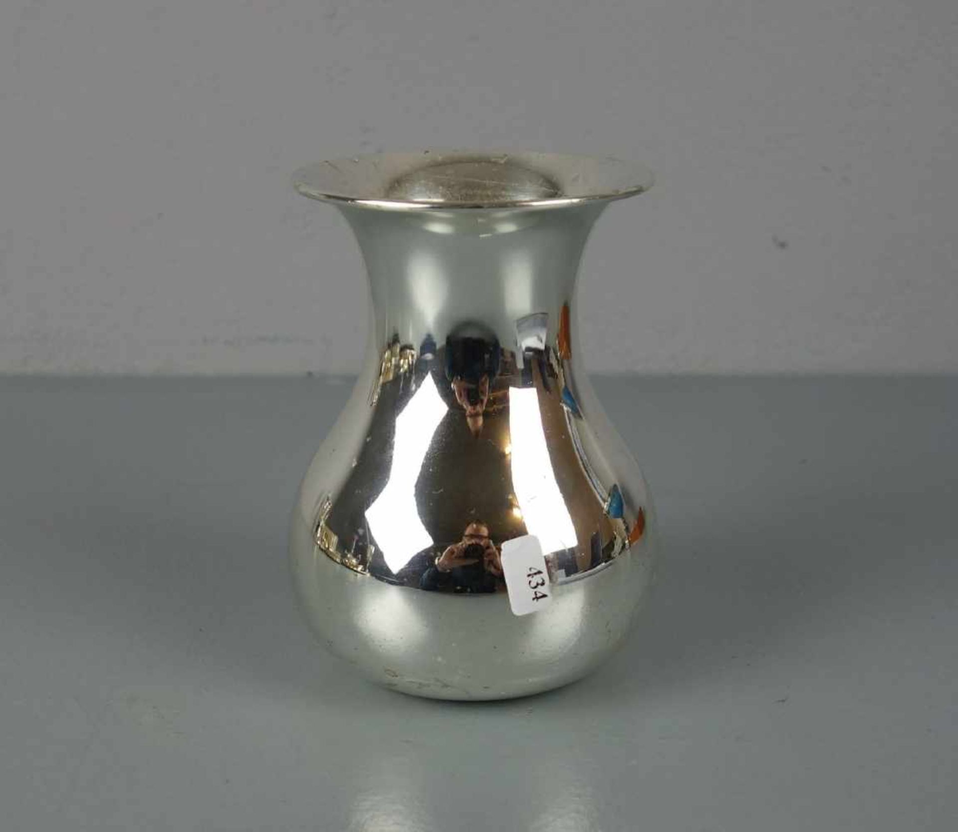 VASE, 925er Silber (250 g), bezeichnet "Sterling" und gepunzt mit Halbmond, Krone, Feingehaltsangabe