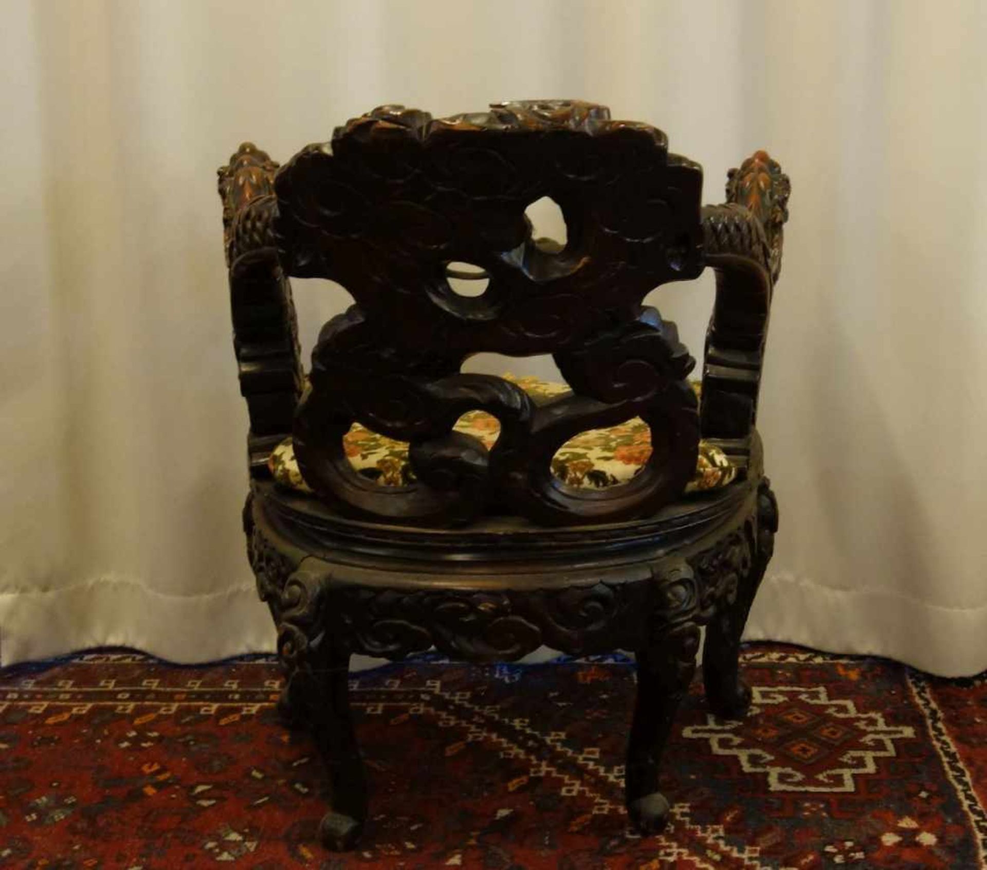 CHINESISCHER DRACHENSTUHL / SESSEL / ARMLEHNSTUHL / armchair, ebonisiertes rötliches Hartholz, reich - Bild 3 aus 5