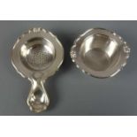 TEESIEB MIT UNTERSETZER / tea strainer, deutsch, 1. H. 20. Jh., 835er Silber, Gewicht 77 Gramm.