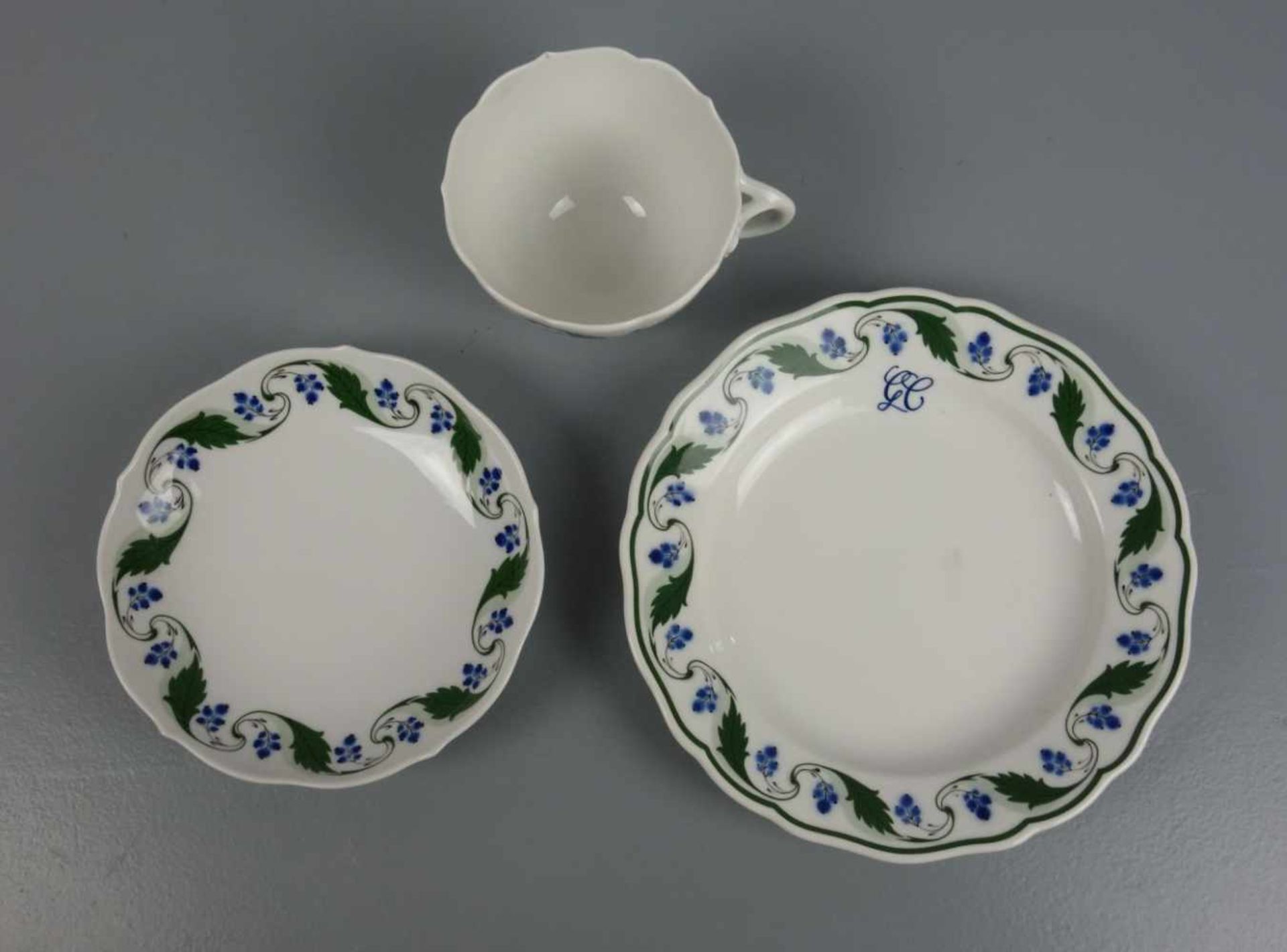MEISSEN - GEDECK mit stilisiertem Blaubeerdekor: Tasse, Untertasse und Teller. Unterglasurblaue - Image 4 of 4