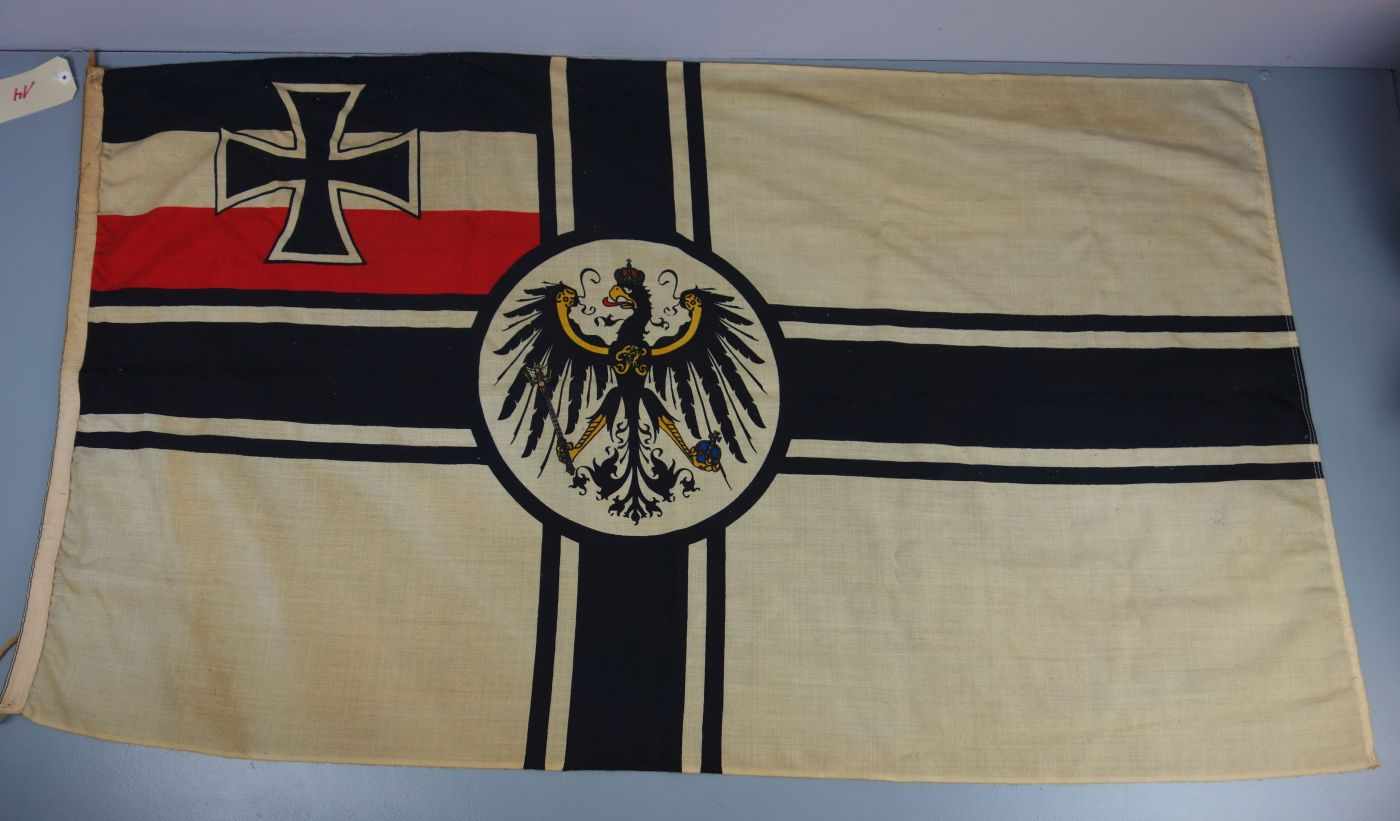 REICHSKRIEGSFLAGGE, Kriegsflagge zunächst des Deutschen Kaiserreichs: bis 1892 die offizielle