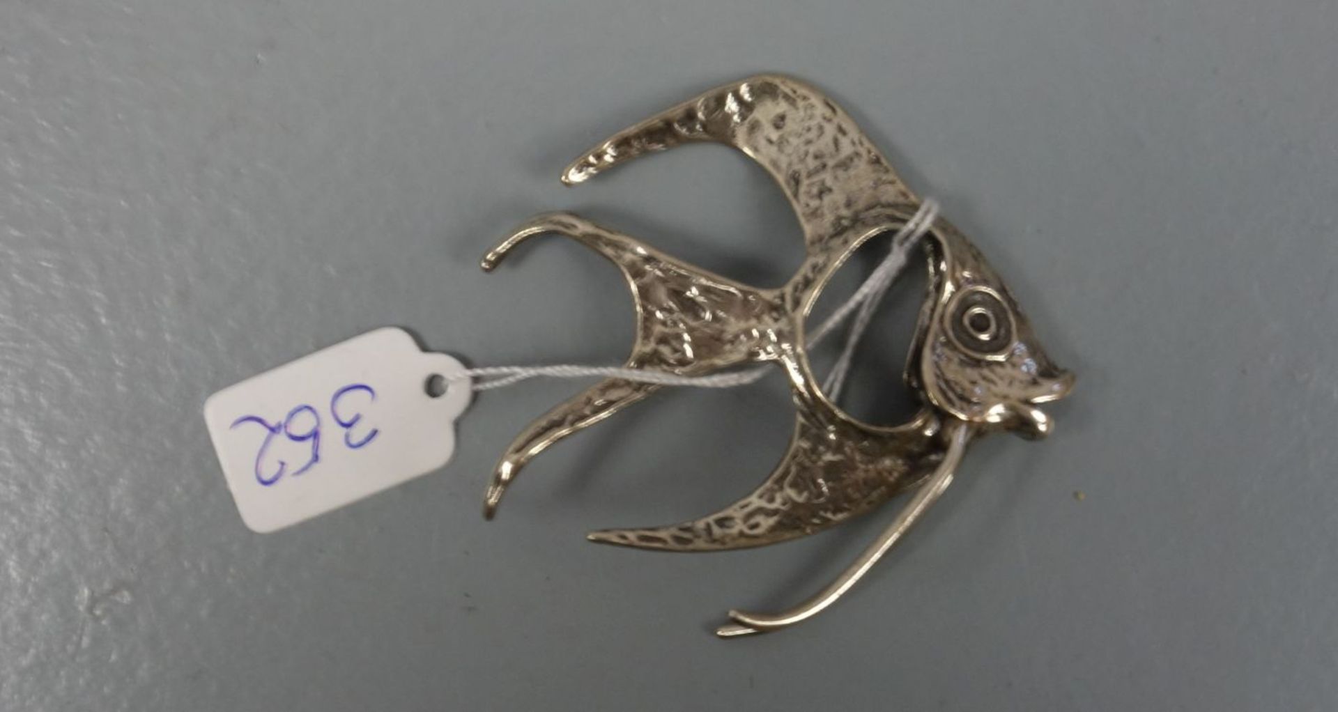 SILBERNE FIGUR: "Fisch / Skalar / Segelflosser", Silber (11 g; mit Säure getestet). Stilisiert und - Image 2 of 3