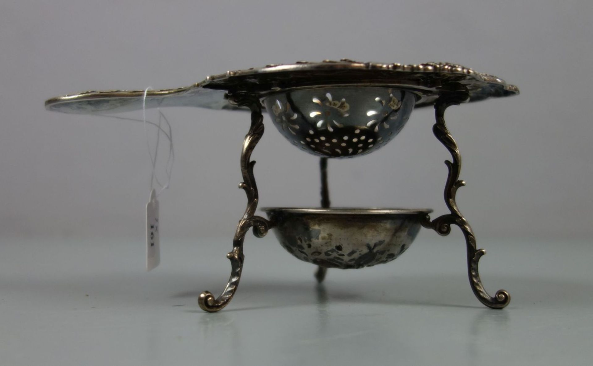 TEESIEB AUF GESTELL / tea strainer on a stand, Ende 19. Jh. / 1. H. 20. Jh., deutsch, 800er - Image 3 of 6