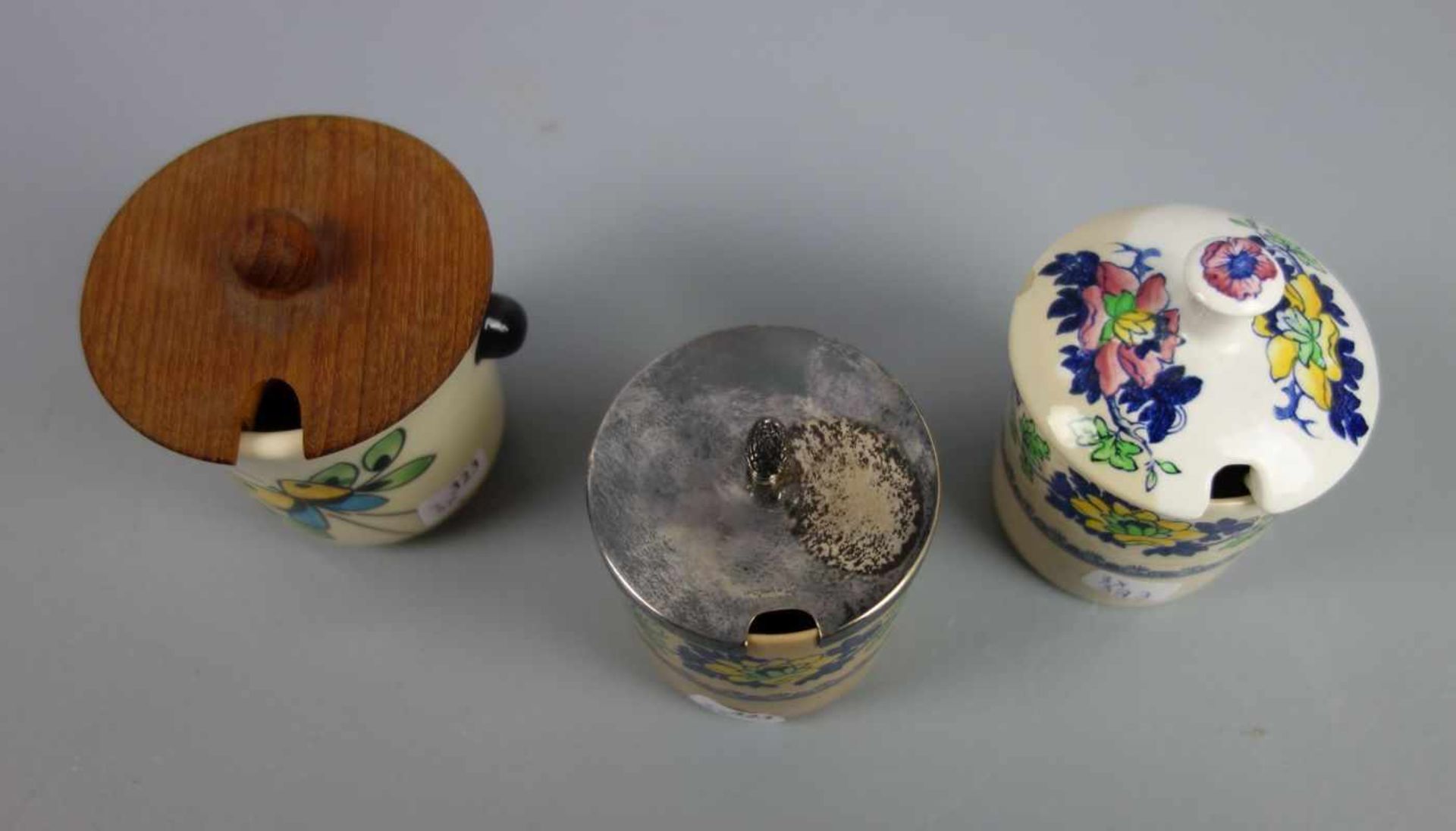 3 DECKELDOSEN / KOMPOTTIEREN, Keramik, 20. Jh. Drei konische Keramikbecher mit polychromem - Bild 2 aus 4