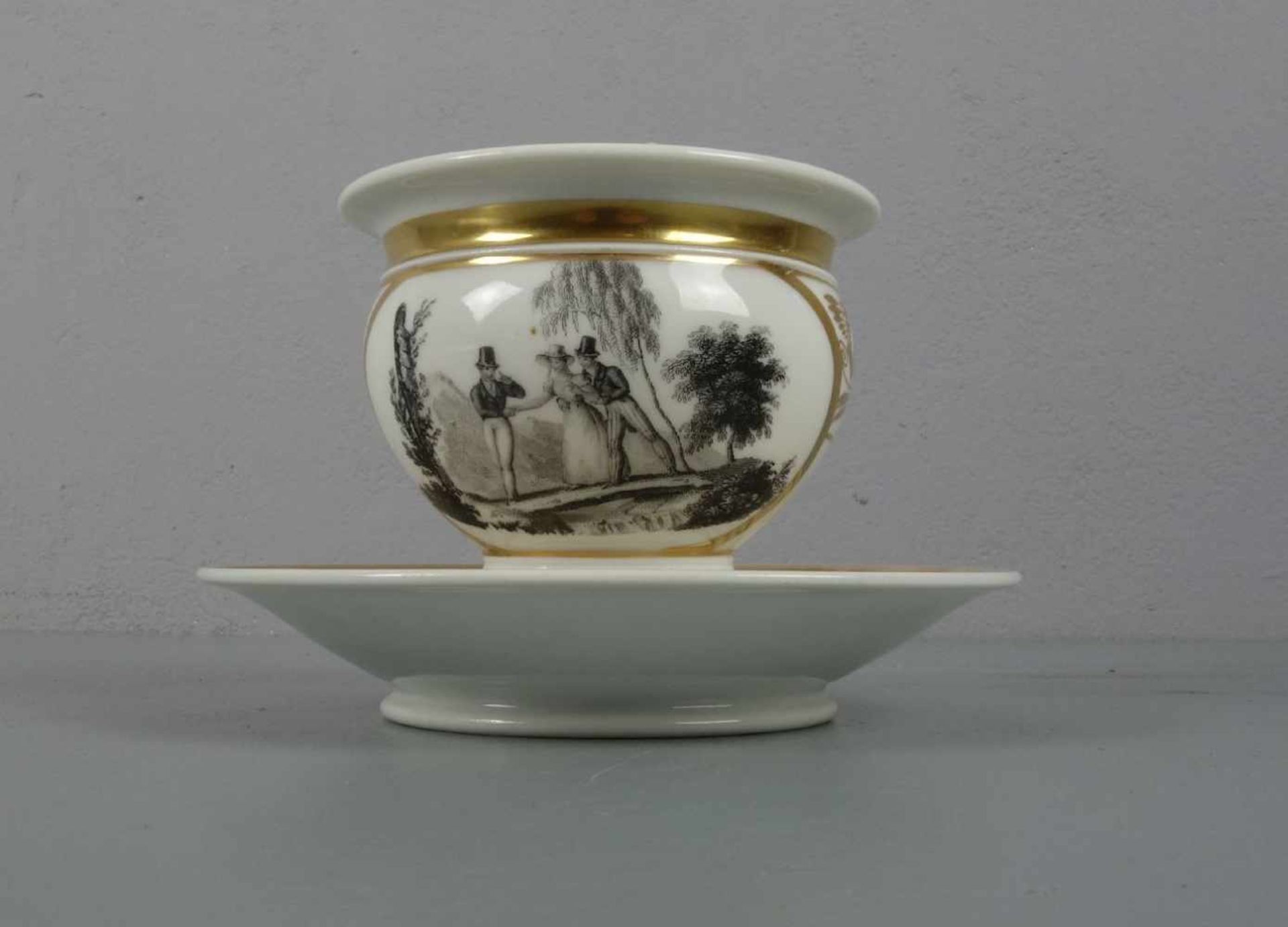 GROSSE EMPIRE-TASSE / empire cup, um 1800, Porzellan, ungemarkt, polychrom und gold staffiert. Tasse - Image 4 of 5