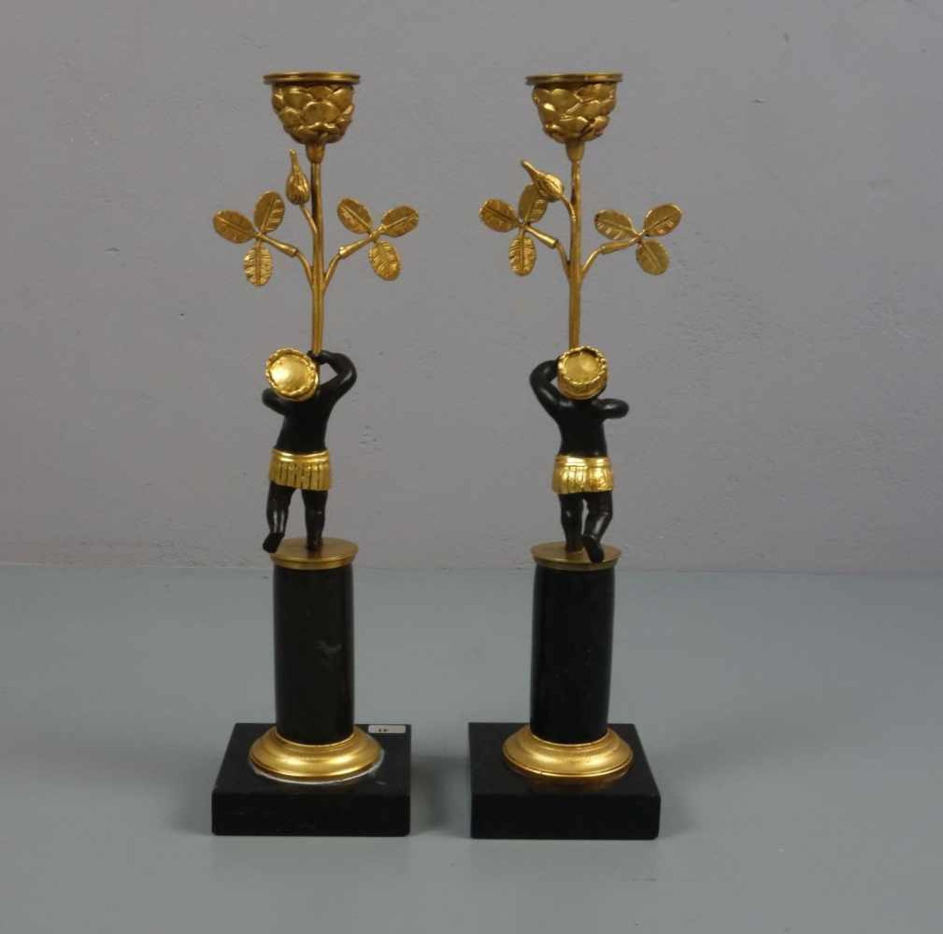 PAAR FIGÜRLICHE LEUCHTER / MOHRENLEUCHTER / TISCHLEUCHTER / candle stands, Bronze, dunkelbraun und - Bild 3 aus 4