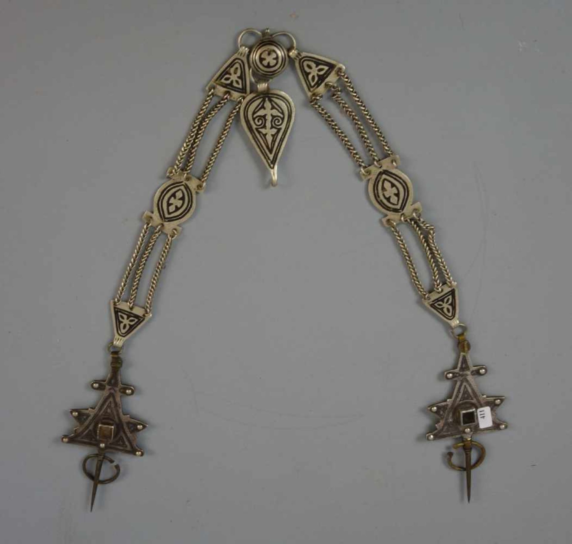 BERBERSCHMUCK: FIBELN UND KETTE, Taroudannt / Marokko, 1. Hälfte 20. Jh., Silber, Gewicht 233 g.