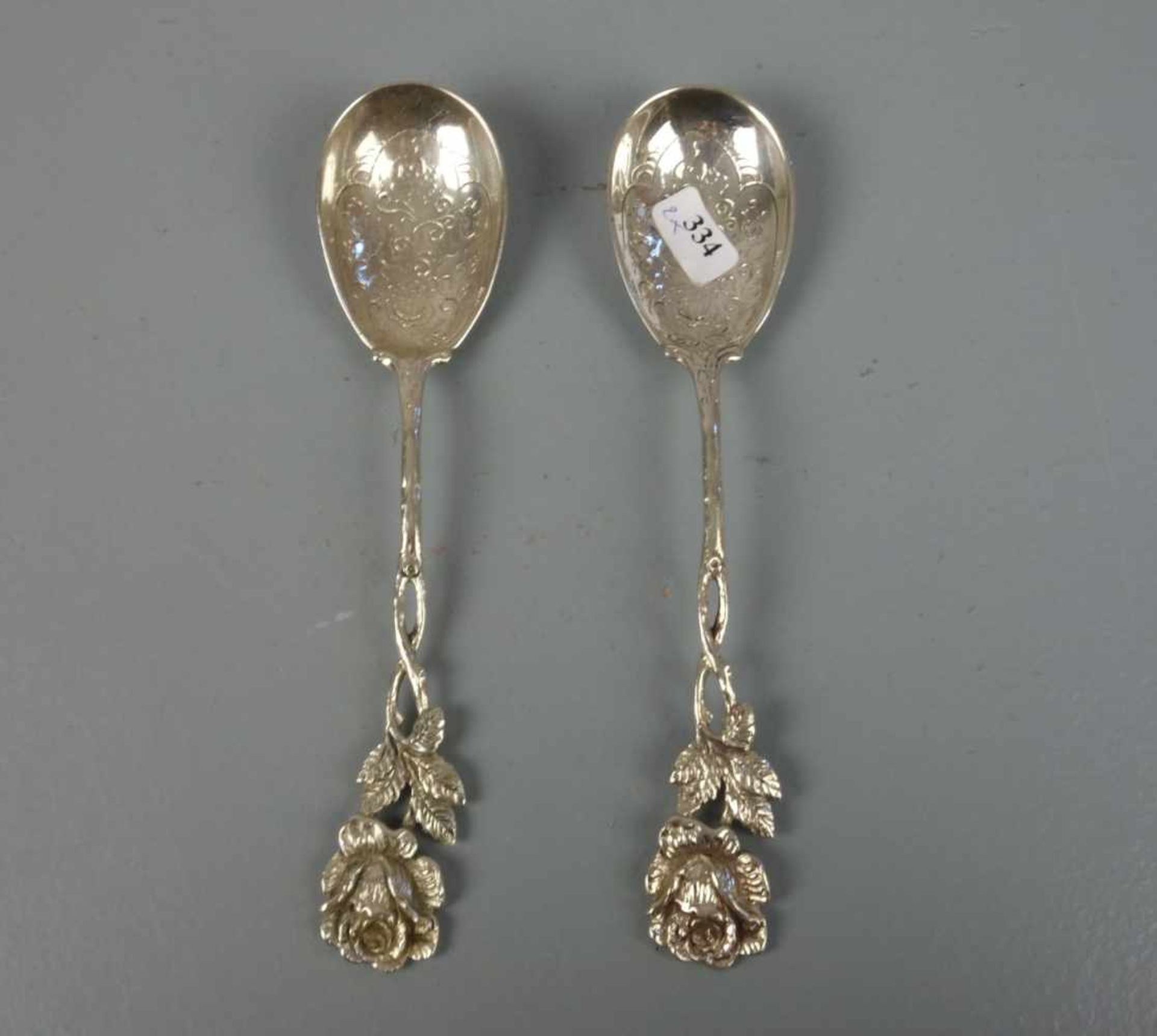 KONVOLUT VORLEGELÖFFEL / ZUCKERLÖFFEL - 2 STÜCK / creamer spoons, 1. H. 20. Jh., deutsch, 835er