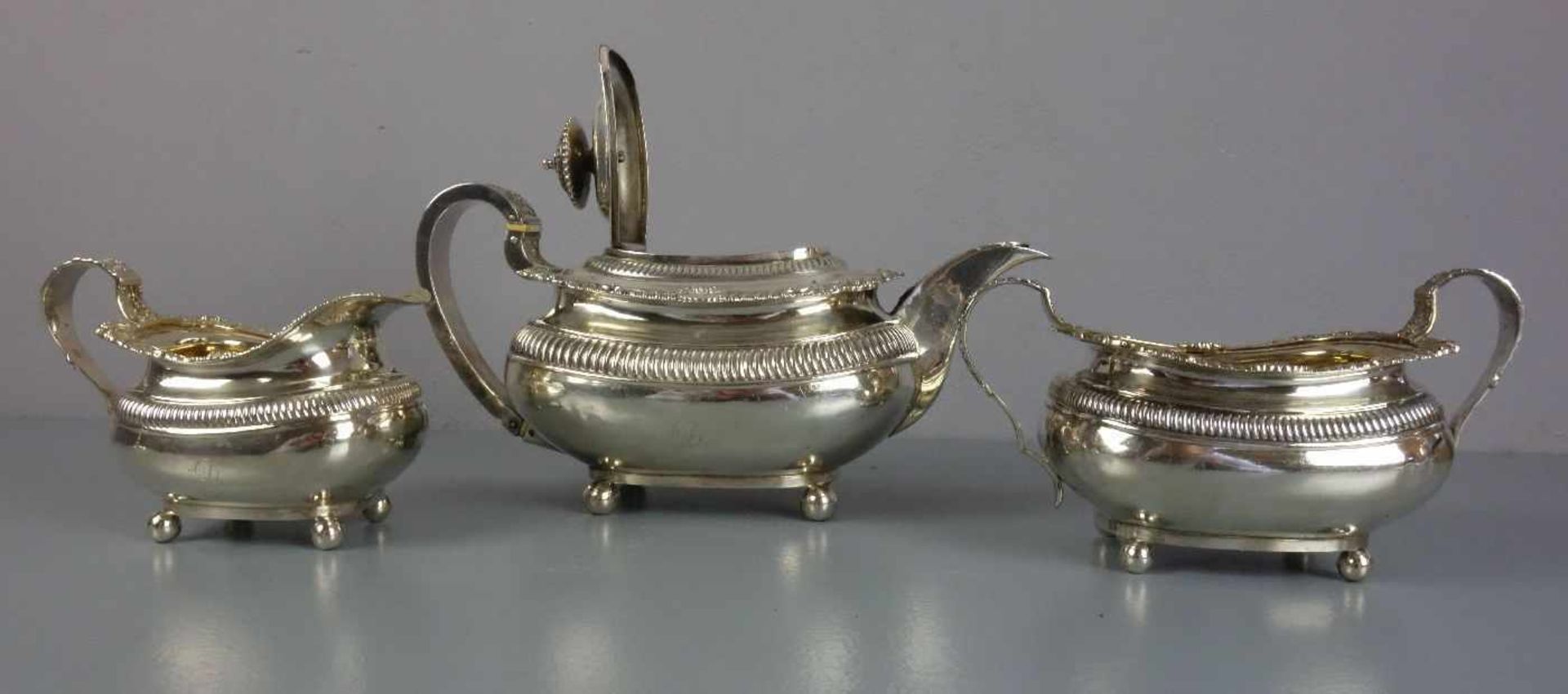 REGENCY TEEKERN - TEEKANNE, ZUCKERTOPF UND MILCHKANNE / teapot, sugar pot and milk pot, England, - Image 3 of 4
