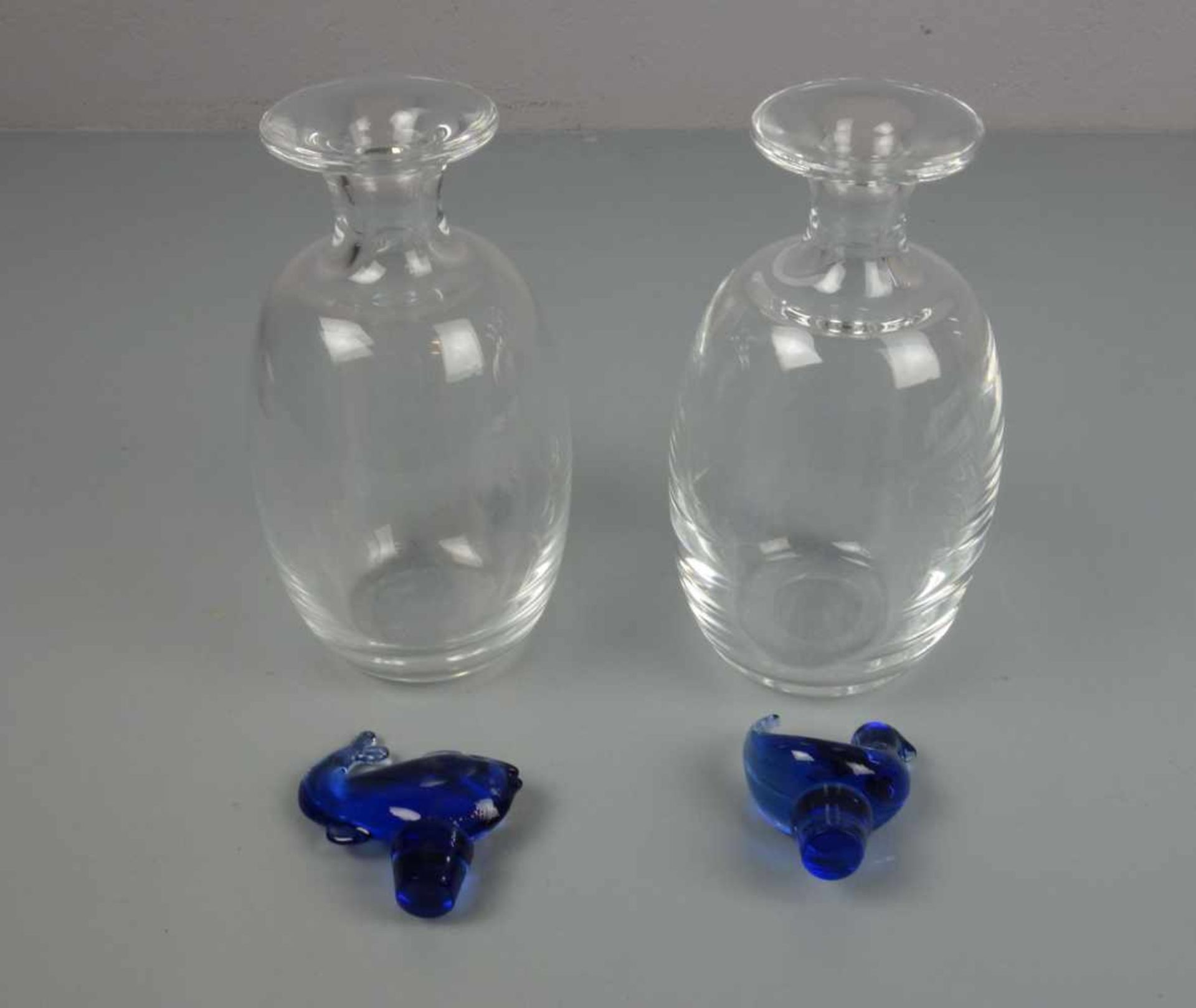 PAAR KARAFFEN, Klarglas mit Verschlüssen aus blauem Glas, 1980er Jahre. Balusterform mit eckig - Bild 4 aus 5