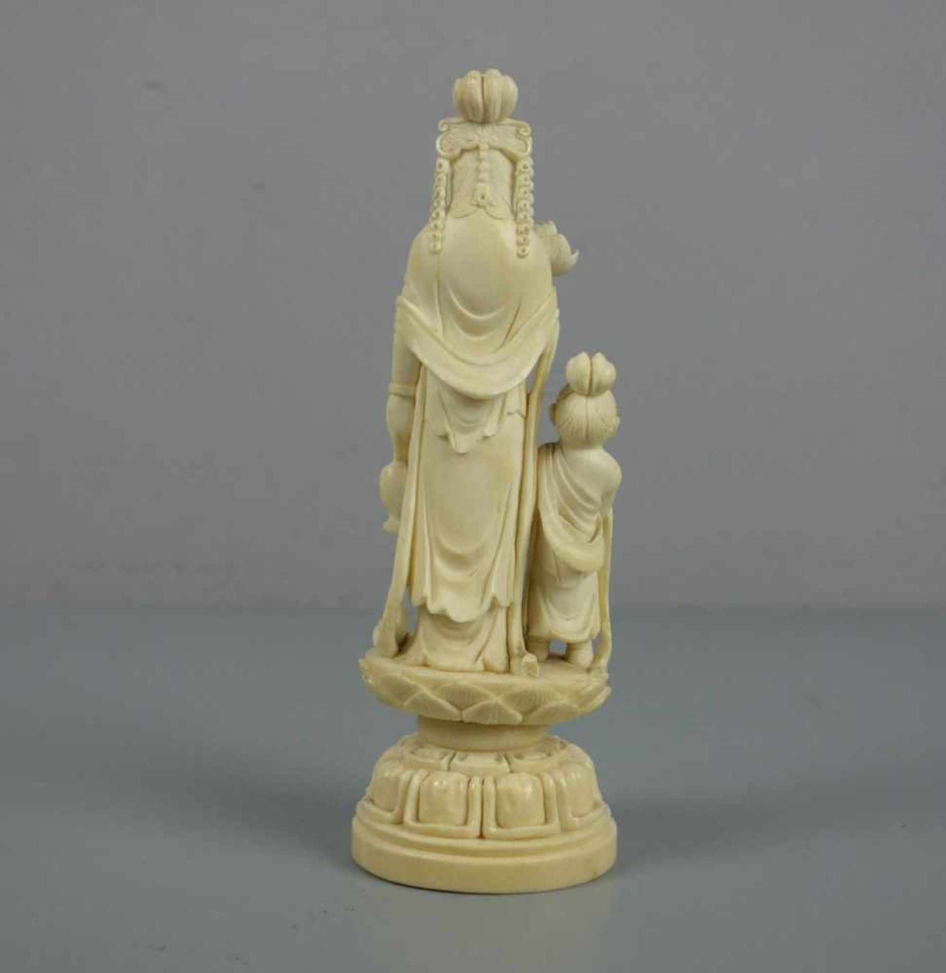 ELFENBEINFIGUR : "Guan Yin mit Assistenzfigur" / Okimono Figur / ivory figure, Asien. Elfenbein, - Bild 3 aus 5