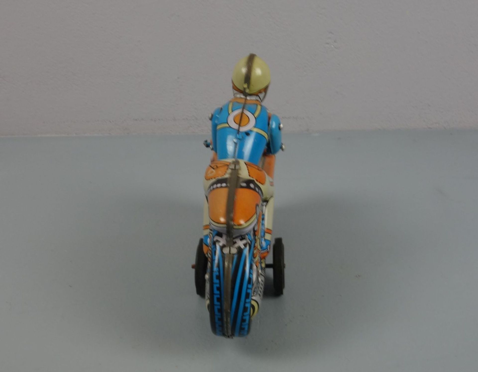 BLECHSPIELZEUG: "MOTORRADFAHRER", tin toy "cycler". Farbig gefasstes Blechspielzeug, gemarkt "DMI, - Bild 4 aus 4