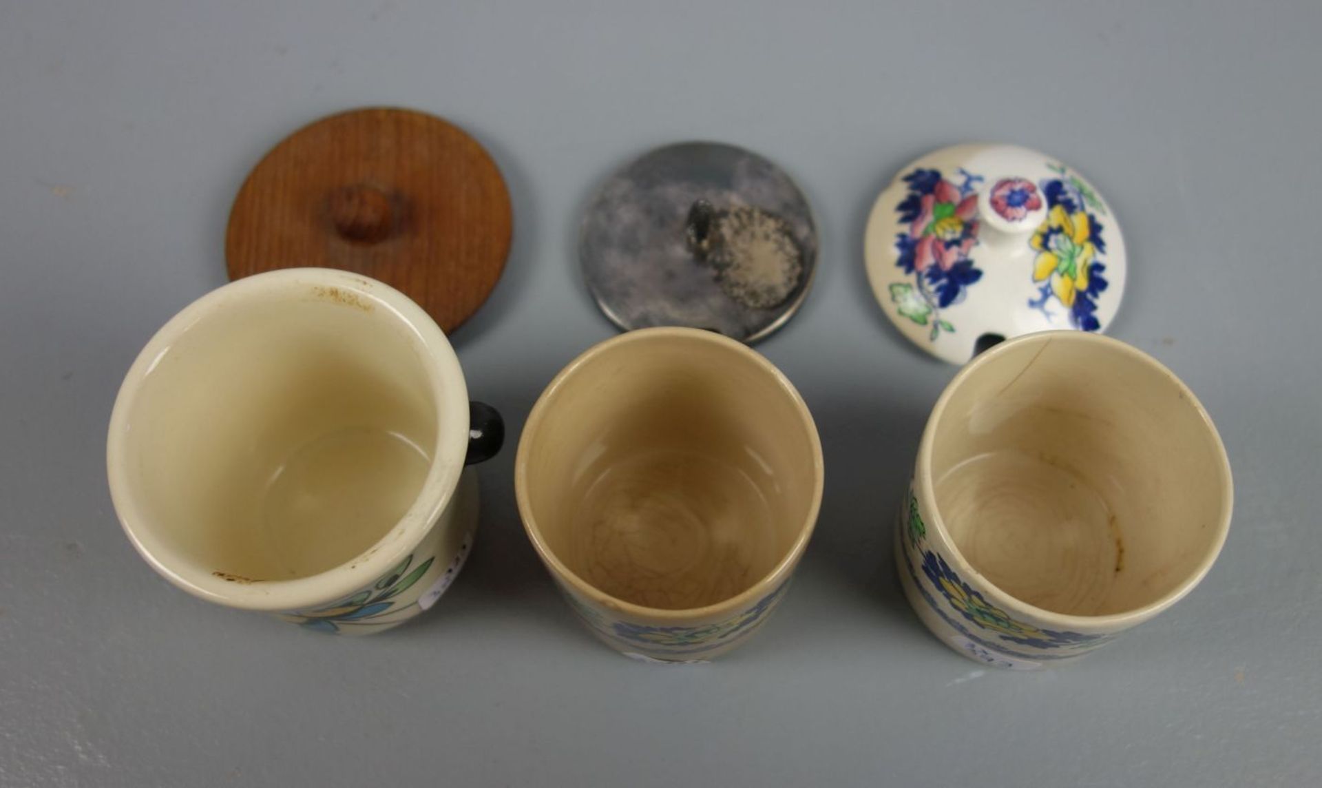 3 DECKELDOSEN / KOMPOTTIEREN, Keramik, 20. Jh. Drei konische Keramikbecher mit polychromem - Bild 3 aus 4