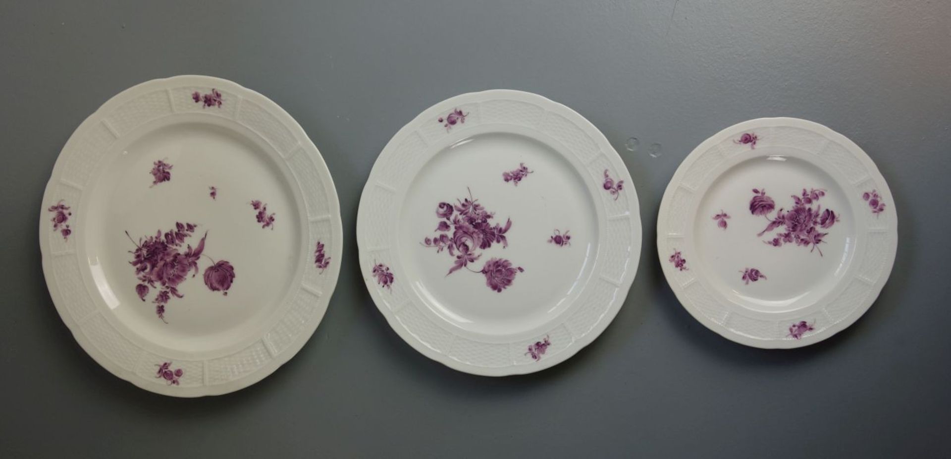 UMFANGREICHES NYMPHENBURG - SPEISESERVICE "ALT OSIER" MIT CAMAIEU-MALEREI IN PURPUR / dinner ware, - Bild 3 aus 8