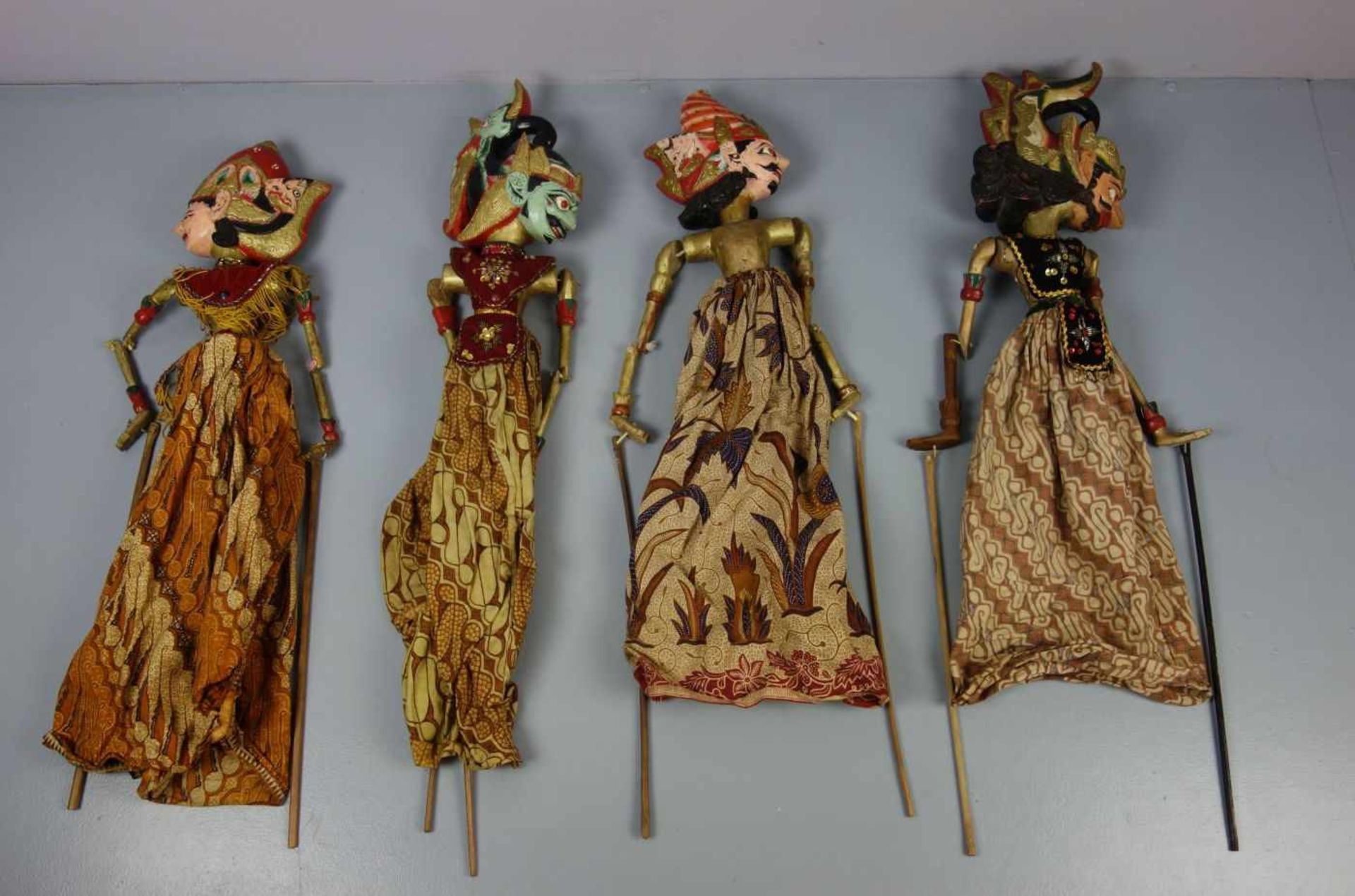 4 STABPUPPEN / WAYANG GOLEK: "Gatutkaca", "Jakatawan", "Aria Seta" und "Adipati Karna";