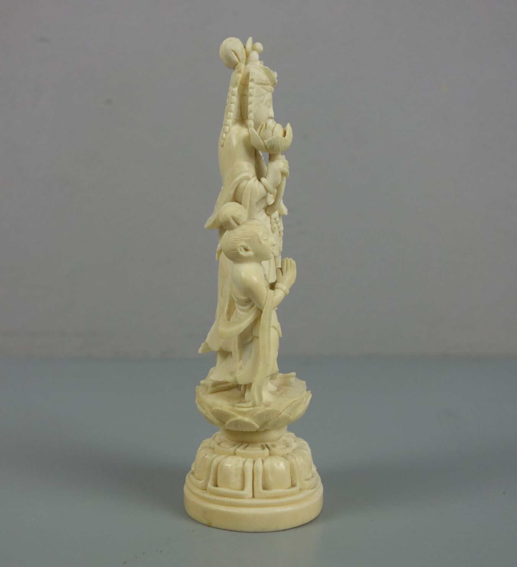 ELFENBEINFIGUR : "Guan Yin mit Assistenzfigur" / Okimono Figur / ivory figure, Asien. Elfenbein, - Bild 2 aus 5