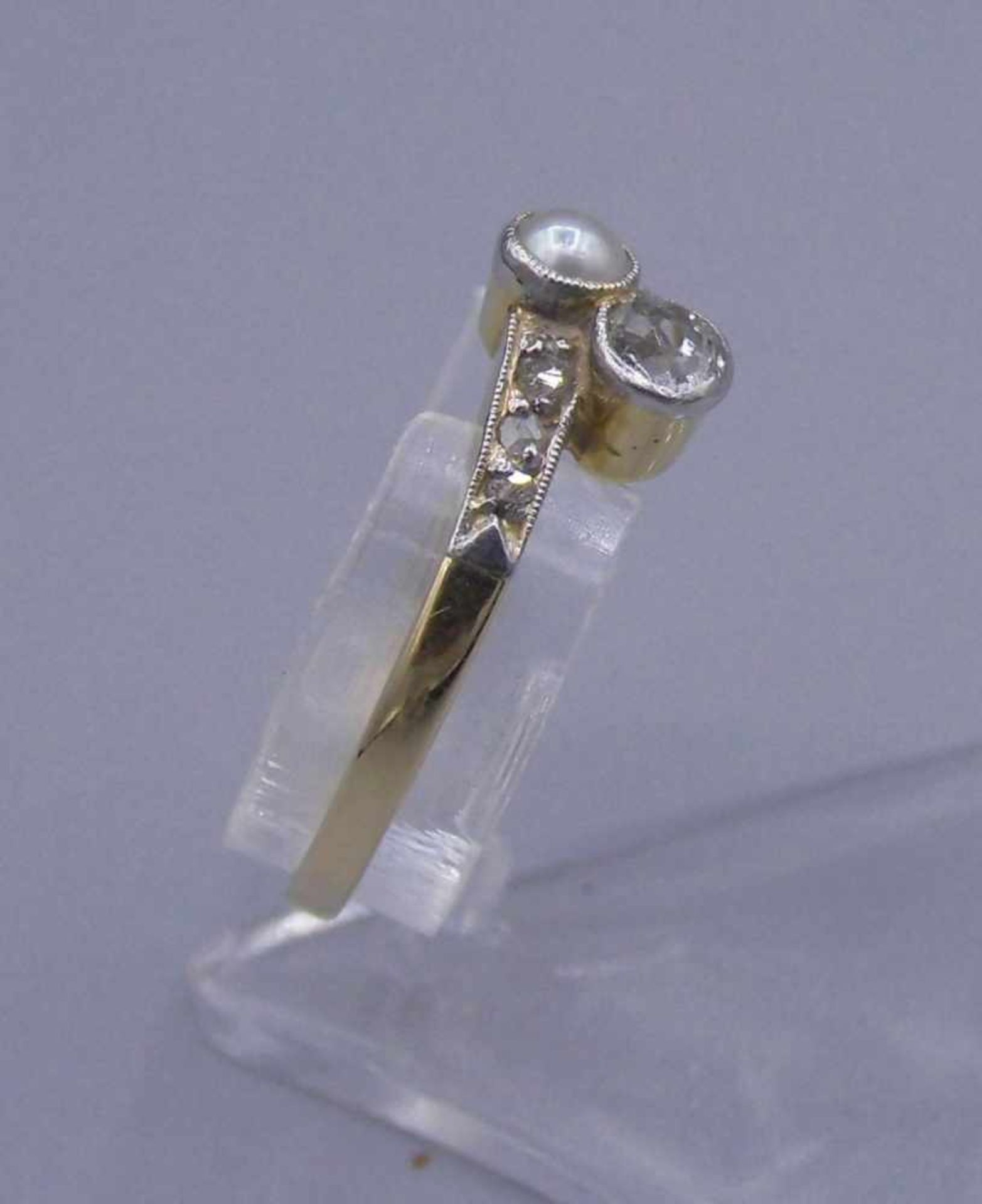 RING, 585er Gelbgoldschiene (2 g) besetzt mit kleiner Perle und einem Diamanten im Altschliff von - Image 2 of 3