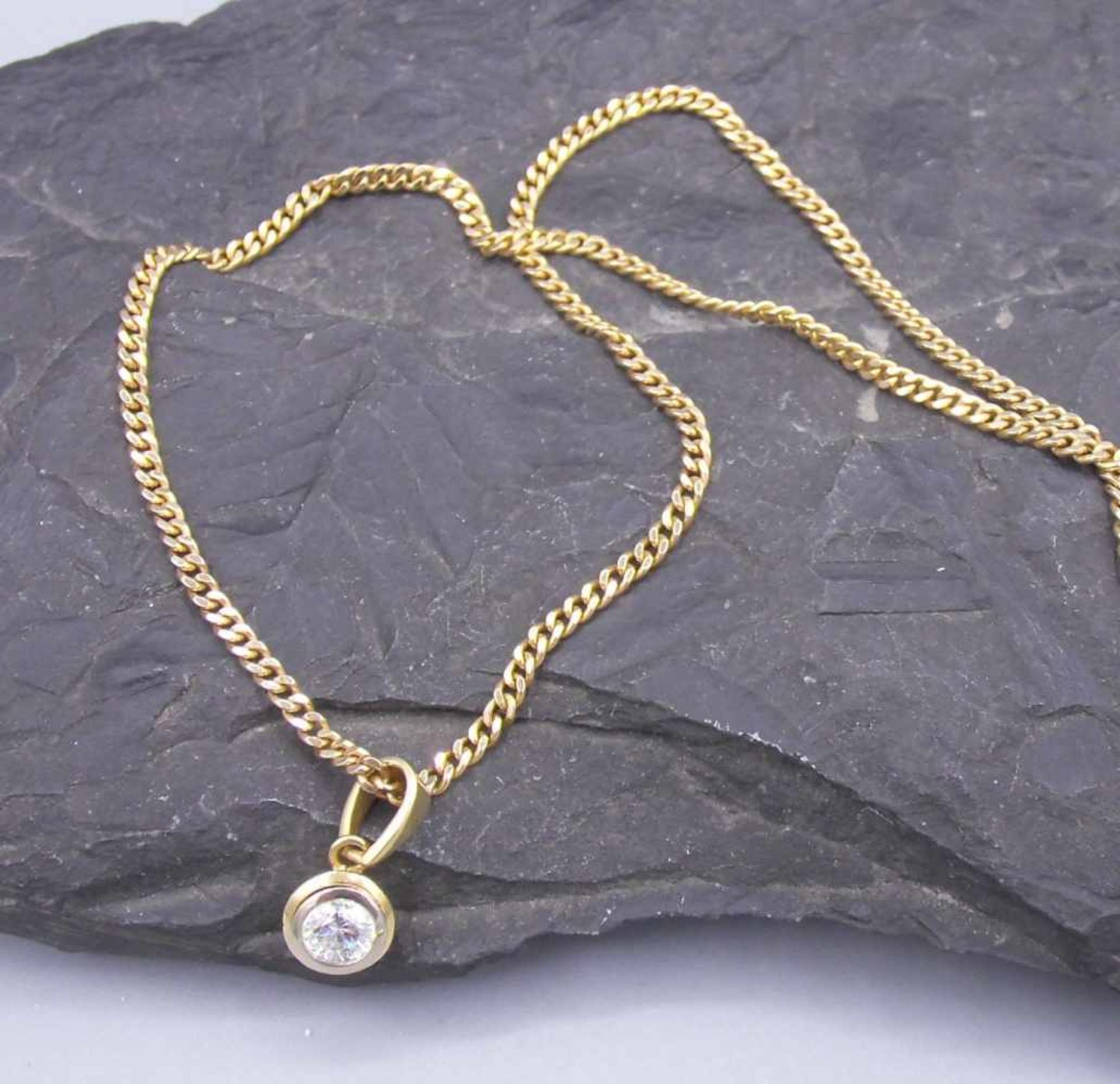 BRILLANT - ANÄNGER AN PANZERKETTE / pendant and necklace, beides 585er Gelbgold (insgesamt 7,5 g);