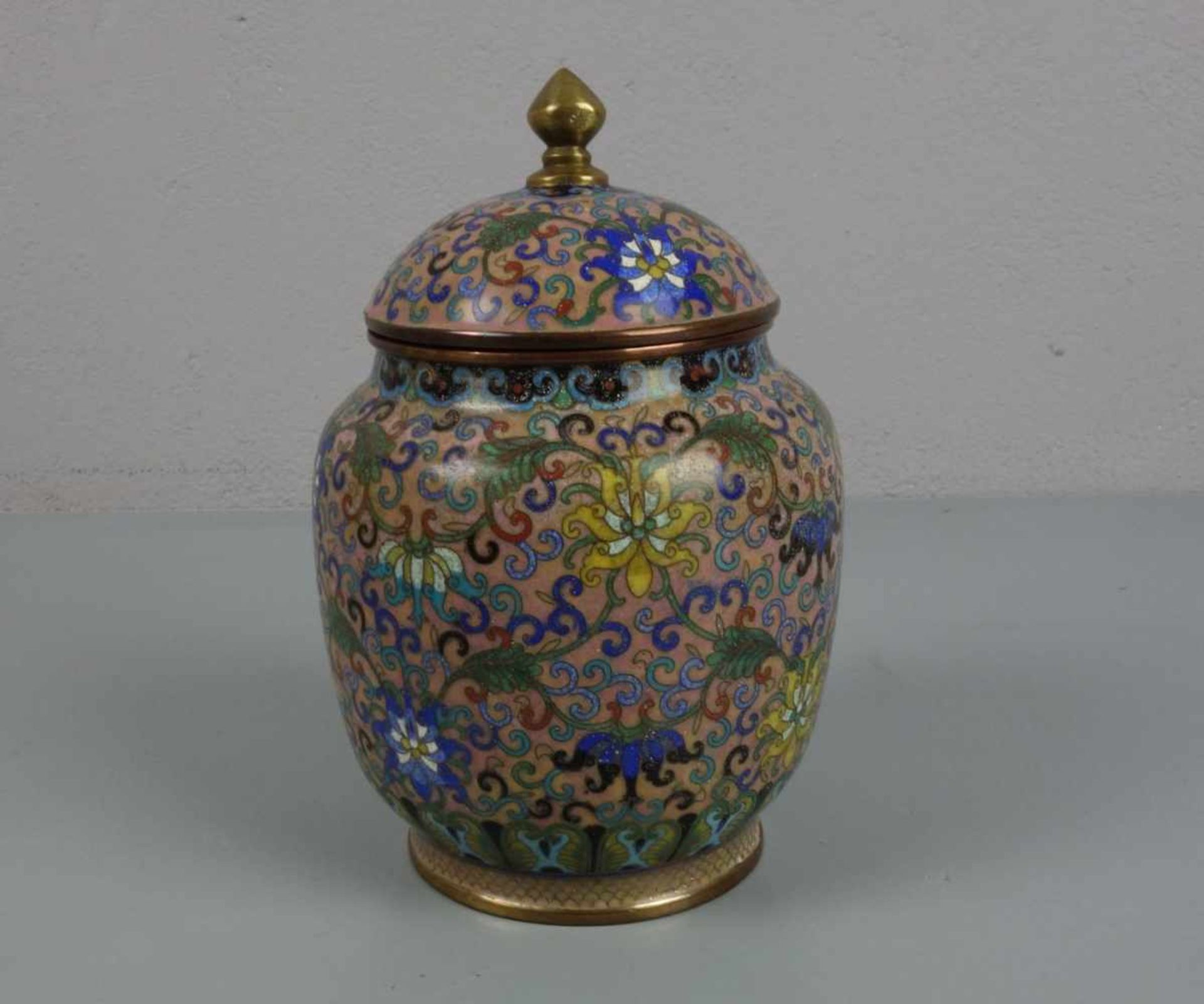 CLOISONNE DECKELVASE / cloisonné vase, Asien, wohl 1. H. 20. Jh., polychromes Emaille in Cloisonne- - Image 2 of 4