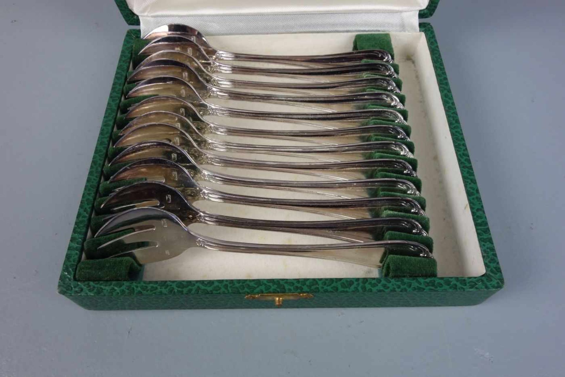 12 AUSTERN-GABELN / AUSTERNBESTECK / oyster forks, 20. Jh., versilbertes Metall, Frankreich. Zwölf - Image 4 of 4