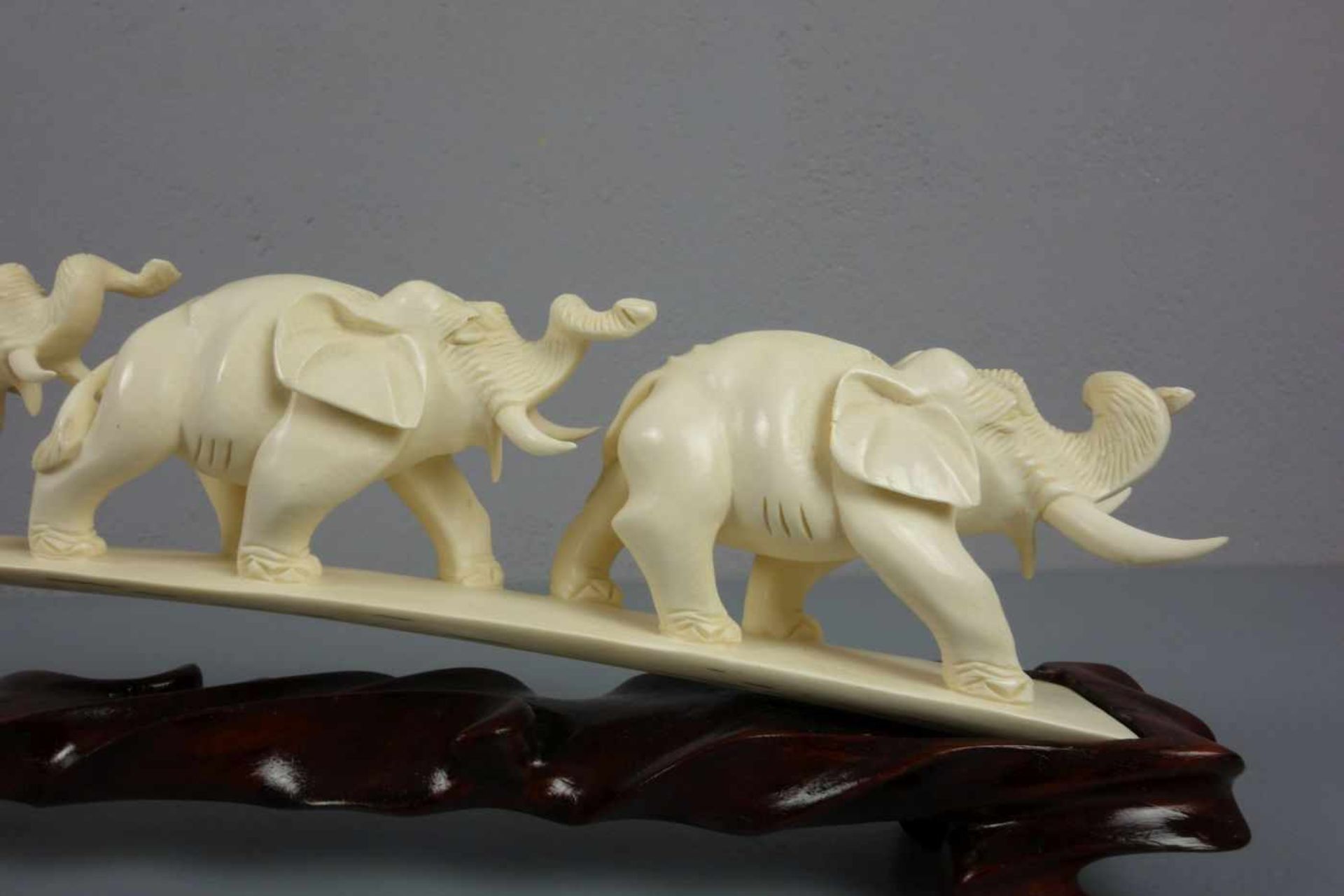 BEIN-SCHNITZEREI: ELEFANTEN-PROZESSION / ivory elephants, Elfenbein und Holz, Mitte 20. Jh.. - Bild 3 aus 3