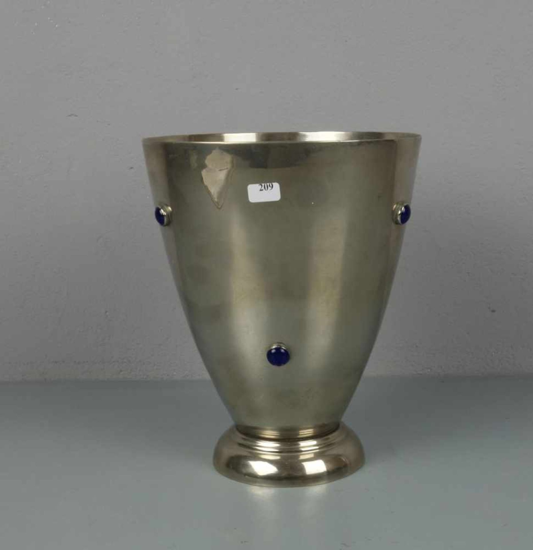 ART DÉCO VASE / SEKTKÜHLER, wohl um 1930, silberfarbenes Metall (wohl Nickel) mit Glasmonturen, ohne - Image 3 of 5