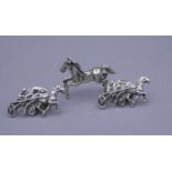 SILBERNES MINIATUR - PFERD und 2 PINS / BROSCHEN "TRABER MIT SULKY". 1) Miniatur-Pferd: 800er Silber