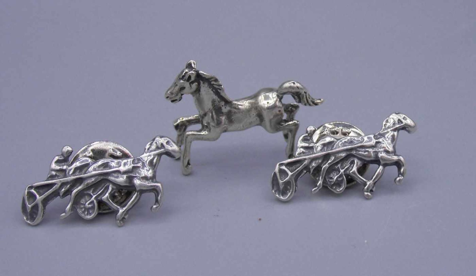 SILBERNES MINIATUR - PFERD und 2 PINS / BROSCHEN "TRABER MIT SULKY". 1) Miniatur-Pferd: 800er Silber