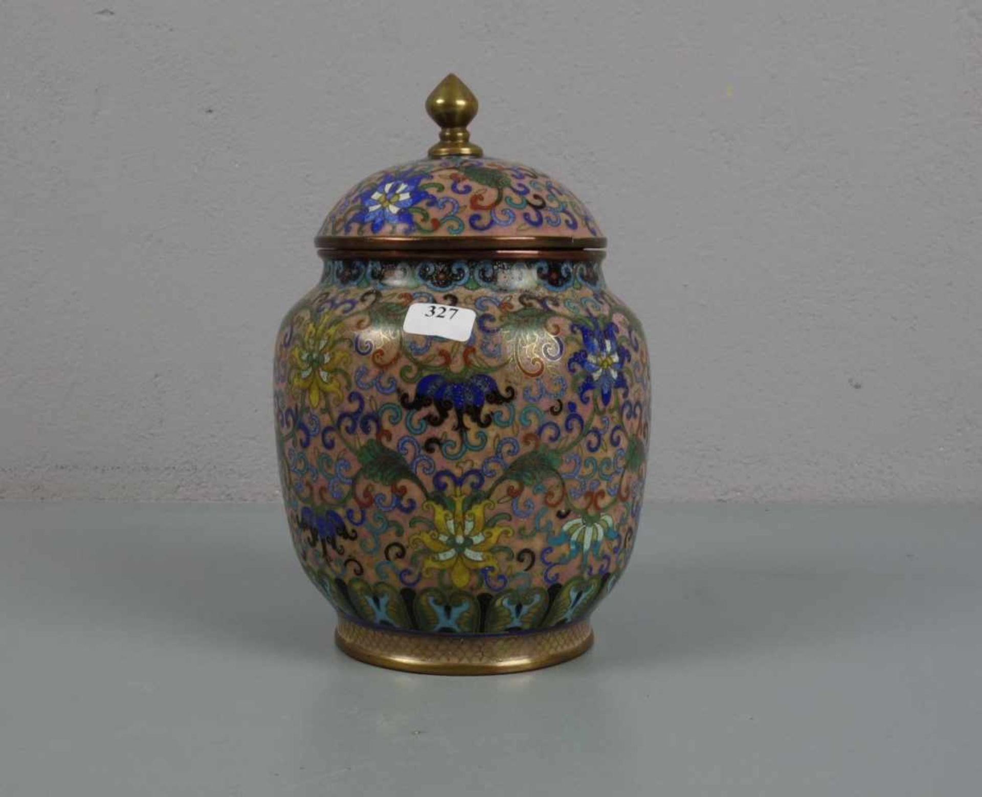 CLOISONNE DECKELVASE / cloisonné vase, Asien, wohl 1. H. 20. Jh., polychromes Emaille in Cloisonne-