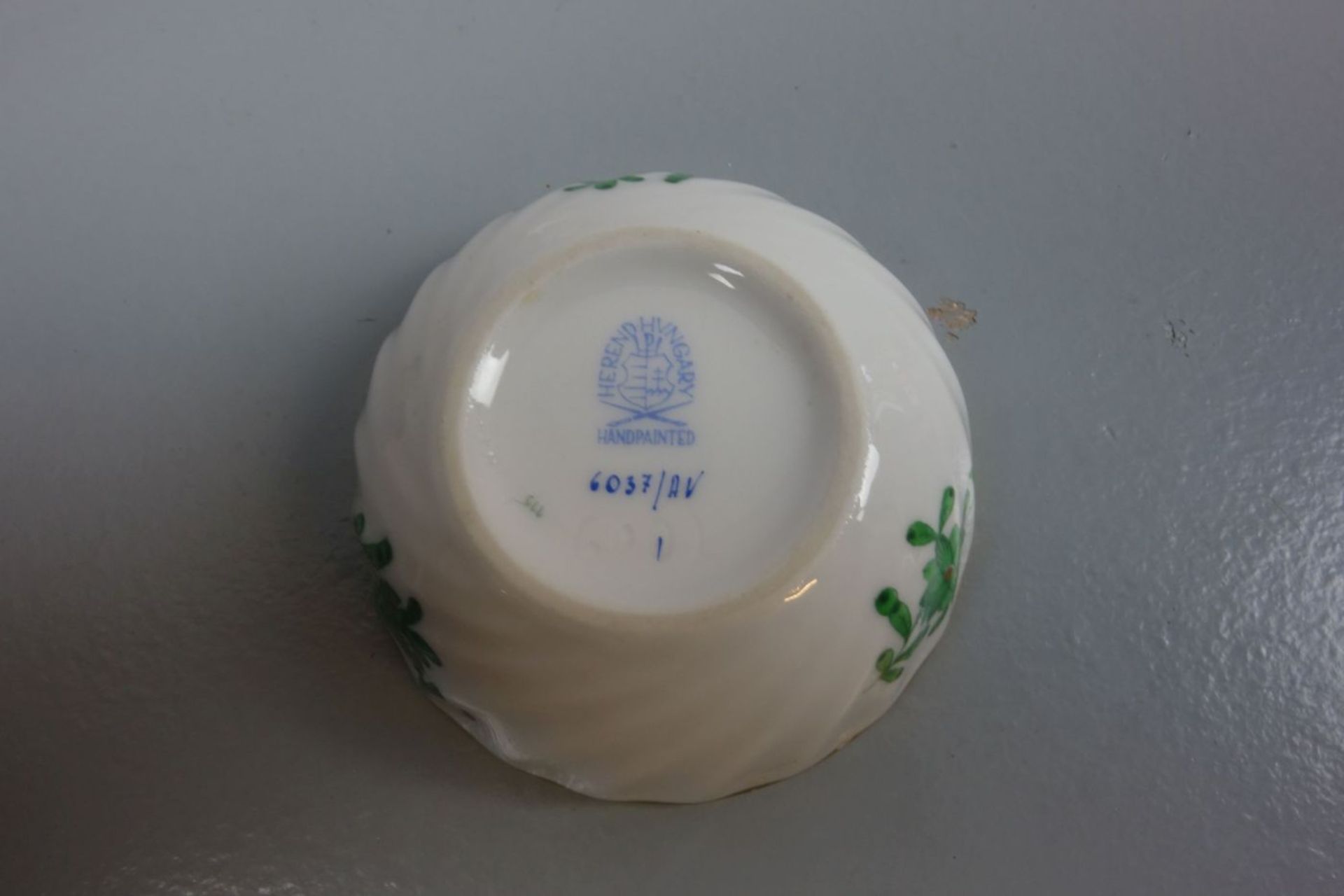 DECKELDOSE MIT KLEINER SILBERZANGE / porcelain box, Porzellan, Manufaktur Herend, Ungarn. Dekor " - Image 3 of 4