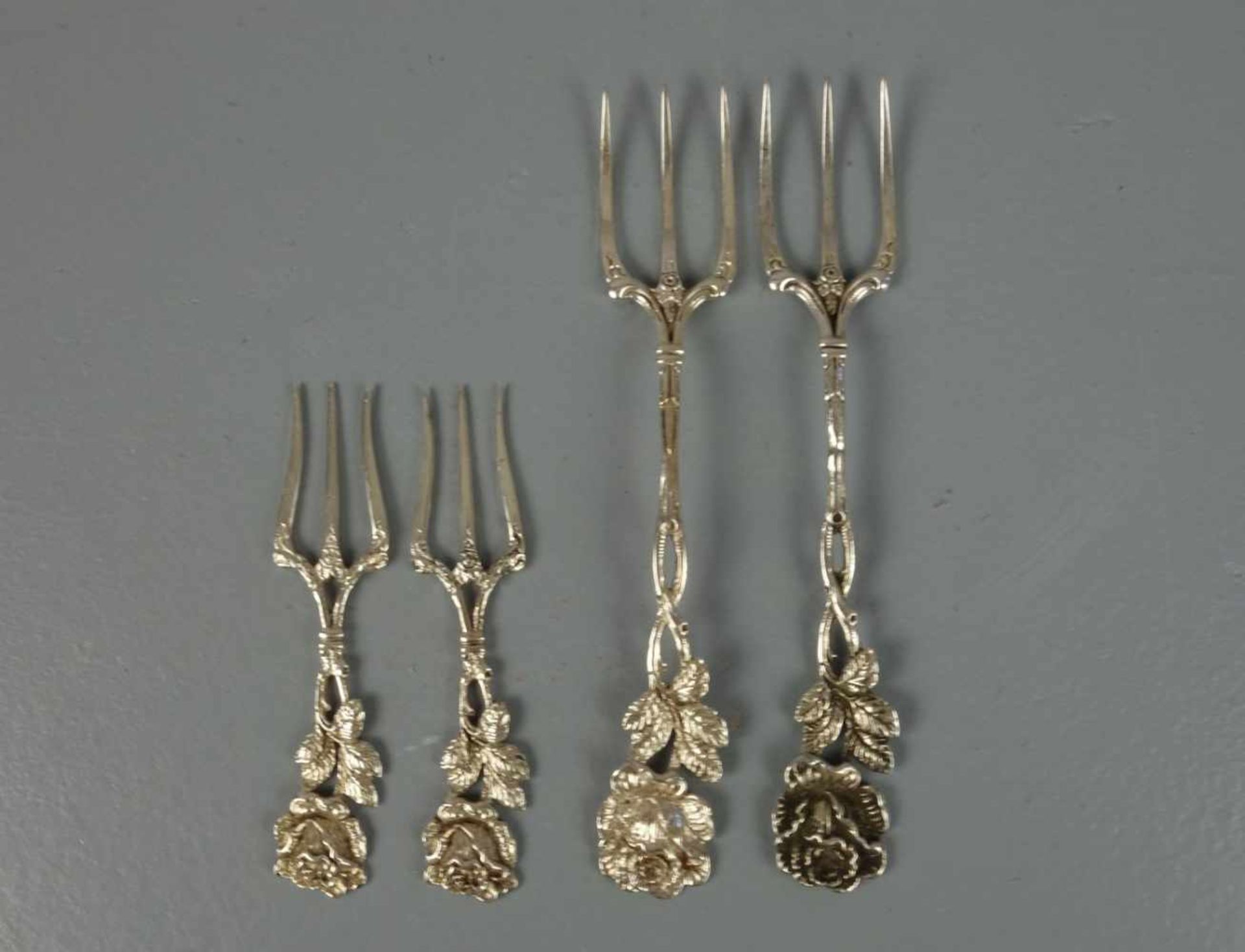 KONVOLUT VORLEGEBESTECK / VORLEGEGABELN - 4 STÜCK / four silver serving forks, 1. H. 20. Jh.,