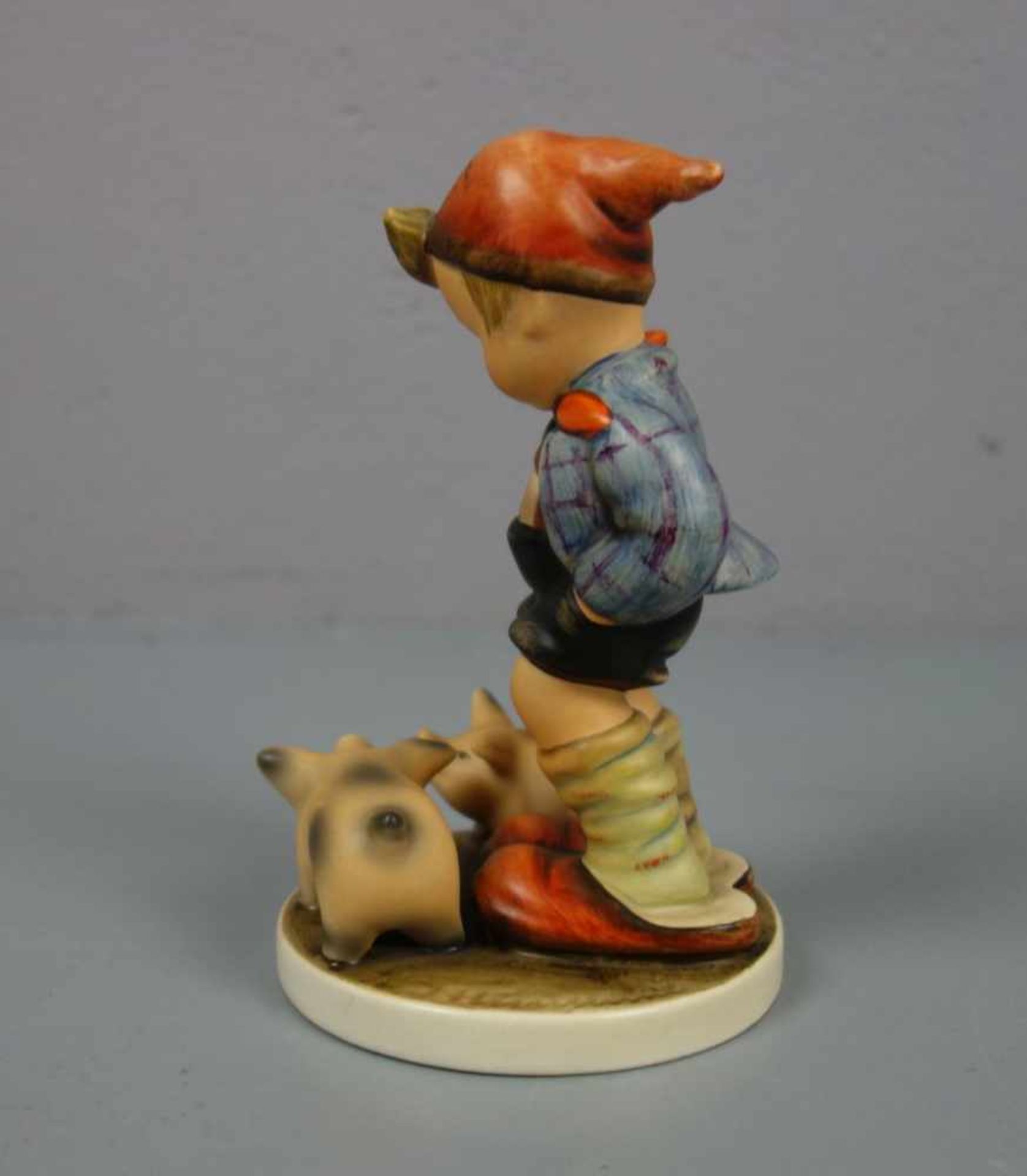HUMMEL - FIGUR "Schweinehirt", Porzellan, polychrom staffiert, Manufaktur Goebel, Rödentall, - Bild 4 aus 7