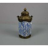 TEEDOSE / tea caddy, Porzellan mit Bronzemonturen, China, unter dem Stand gemarkt mit 6
