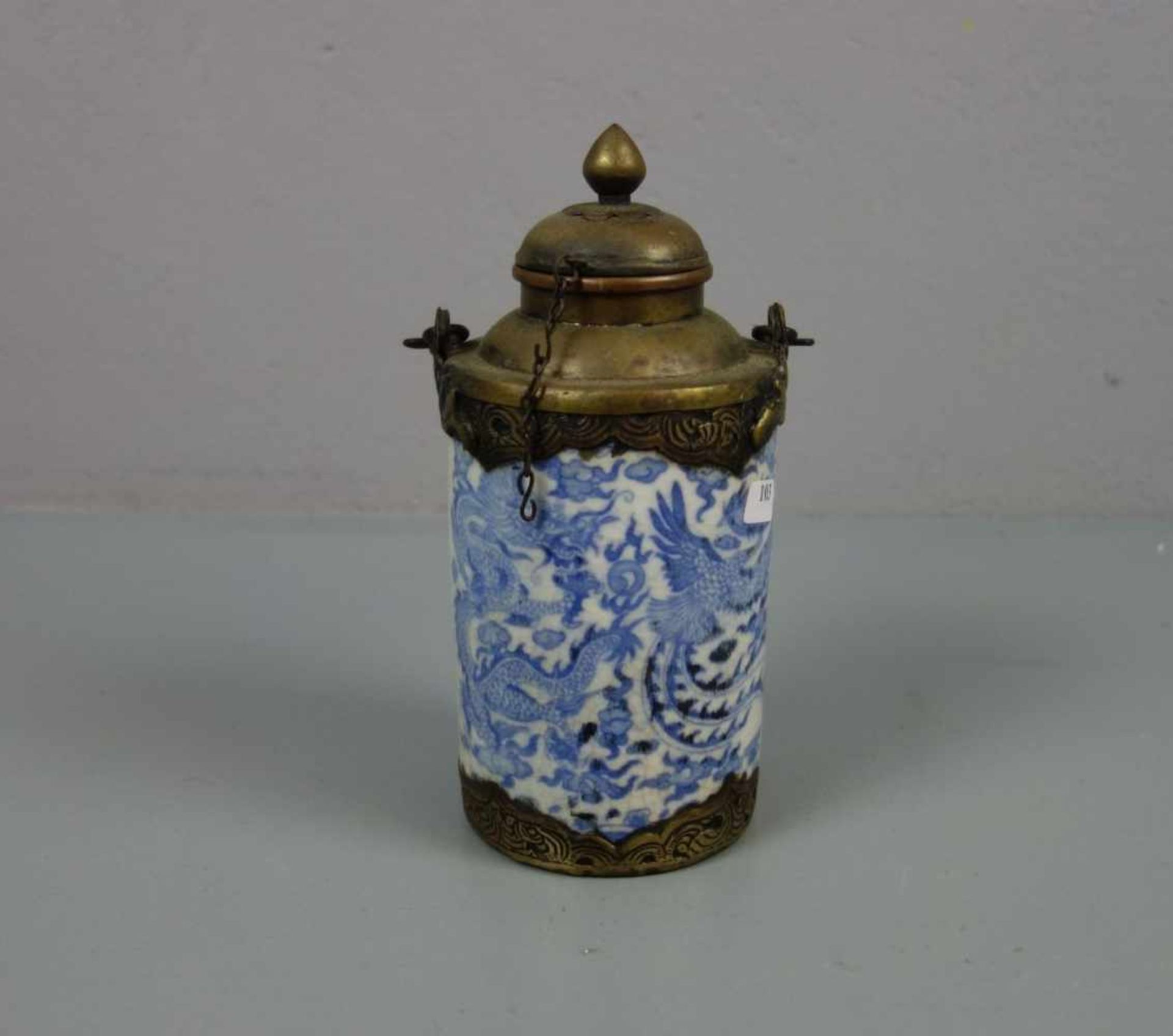 TEEDOSE / tea caddy, Porzellan mit Bronzemonturen, China, unter dem Stand gemarkt mit 6
