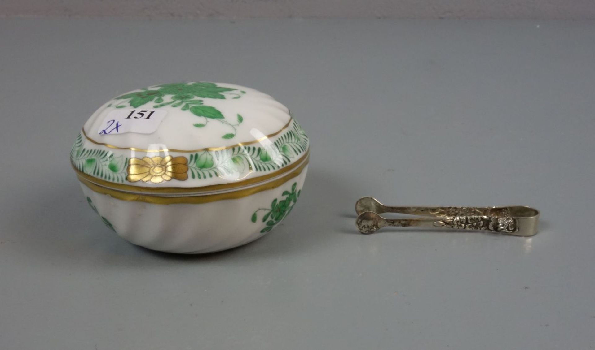 DECKELDOSE MIT KLEINER SILBERZANGE / porcelain box, Porzellan, Manufaktur Herend, Ungarn. Dekor "