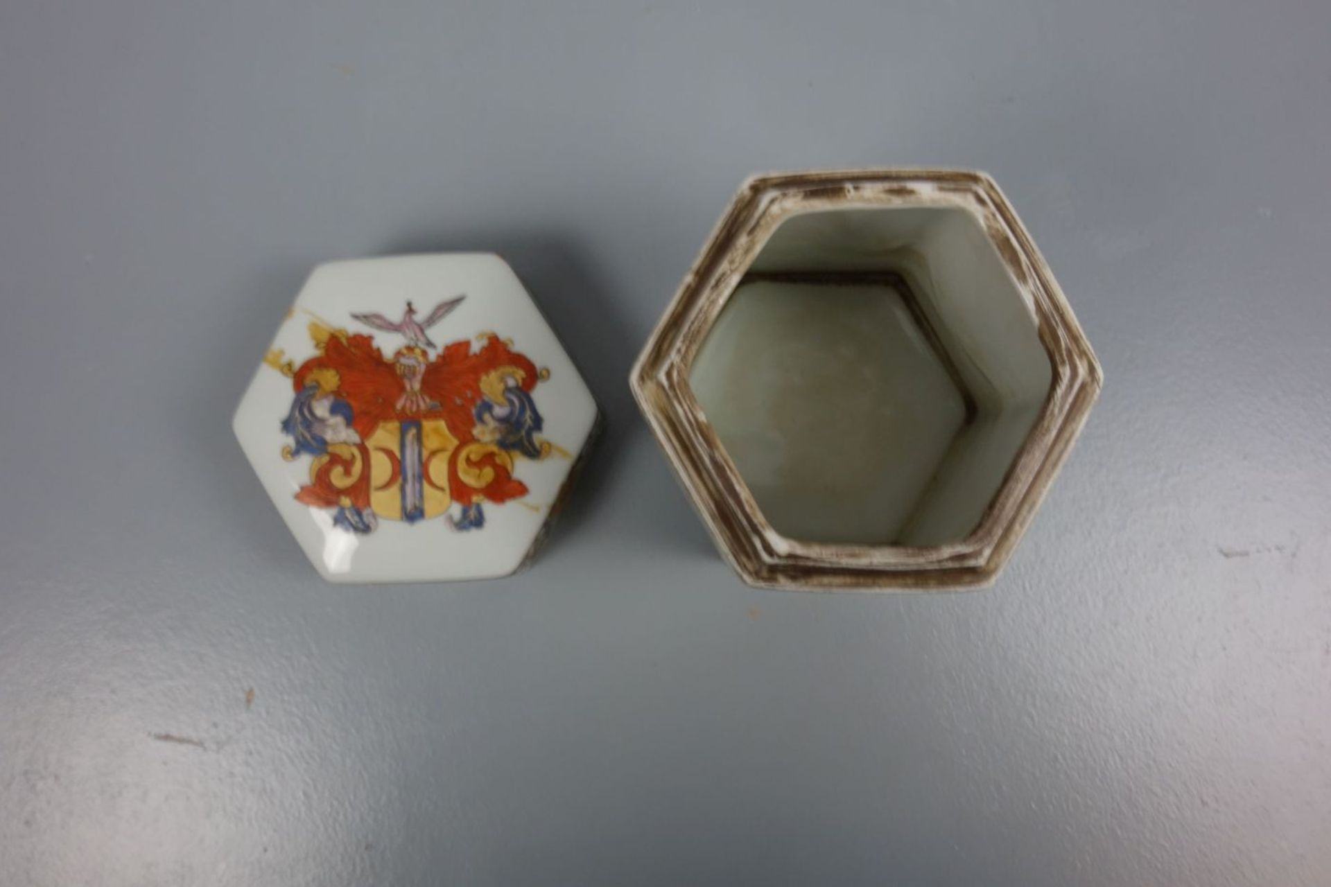 TEEDOSE / tea caddy, Porzellan, Chine de Commande - Dekor. Hexagonale Form mit leicht aufgewölbtem - Bild 3 aus 7