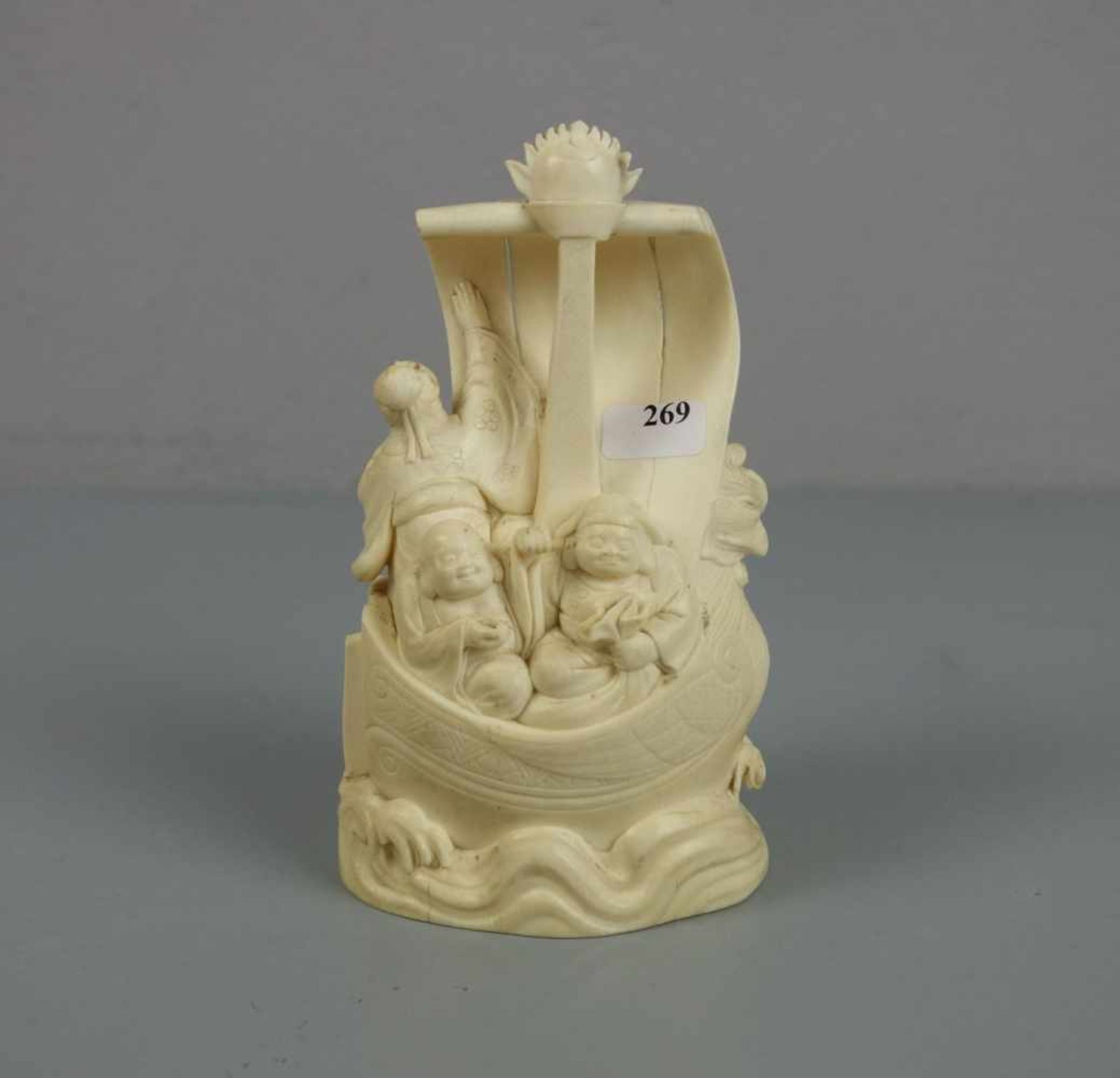 ELFENBEINFIGUR: "Die sieben Glücksgötter auf ihrem Schiff" / Okimono Figur / ivory figure, Japan,