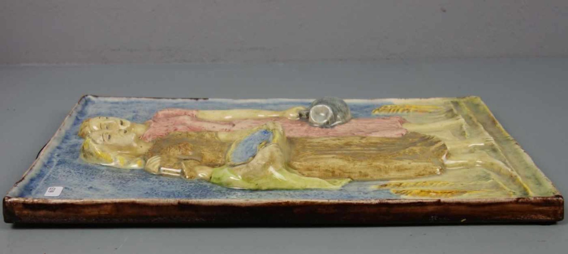KERAMIK-RELIEF: "Frauen mit Krug und Schale", Keramik, farbig glasiert, rückseitig mit Prägung " - Image 2 of 4