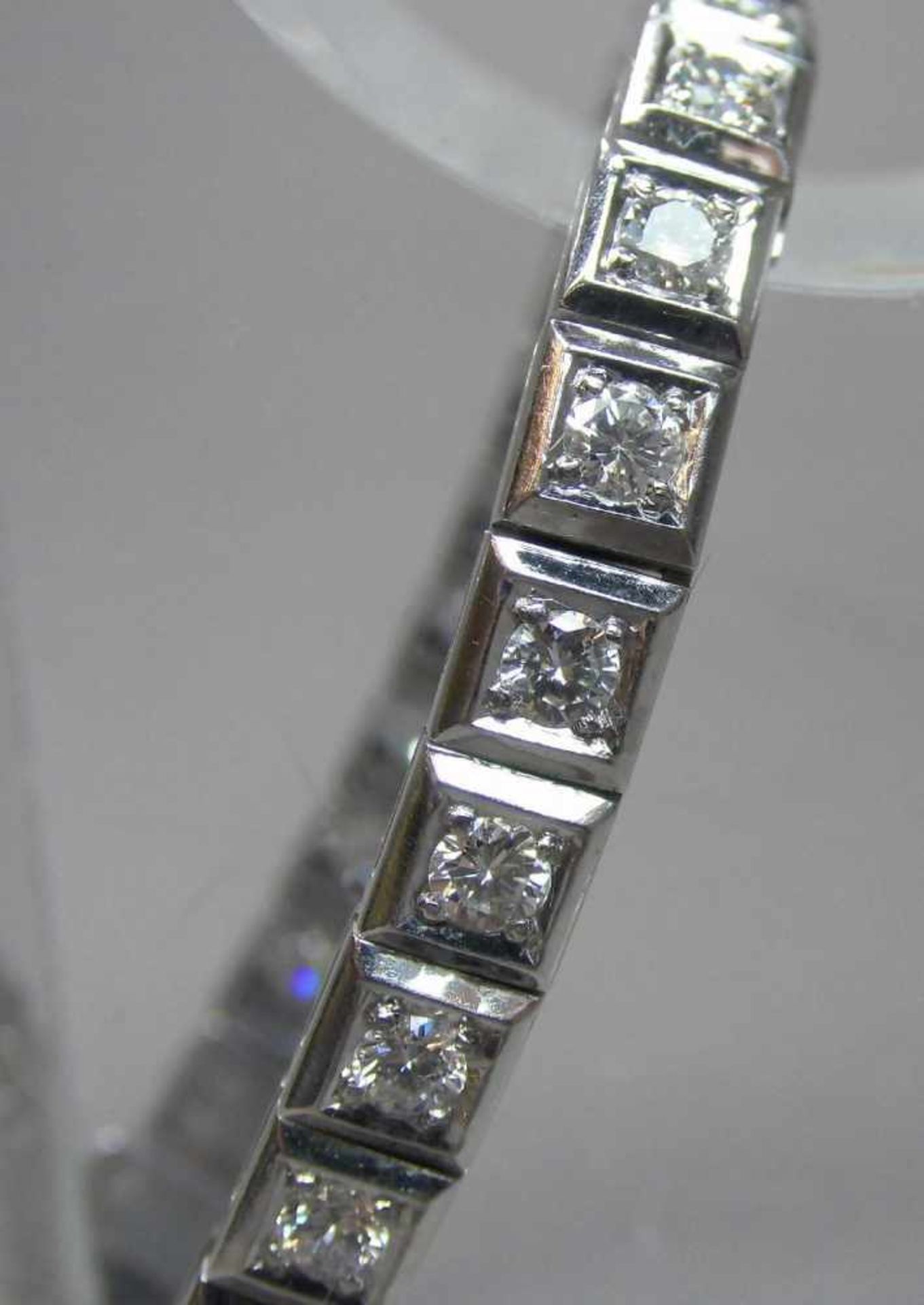 ARMBAND / bracelet, 585er Weissgold (20,6 g), besetzt mit insgesamt 31 Brillanten von je 0,1 ct. - Image 2 of 3