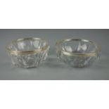 PAAR GLASSCHALEN MIT SILBERMONTUR / two glass bowls, 20. Jh., Glas / Bleikristall und Silber.