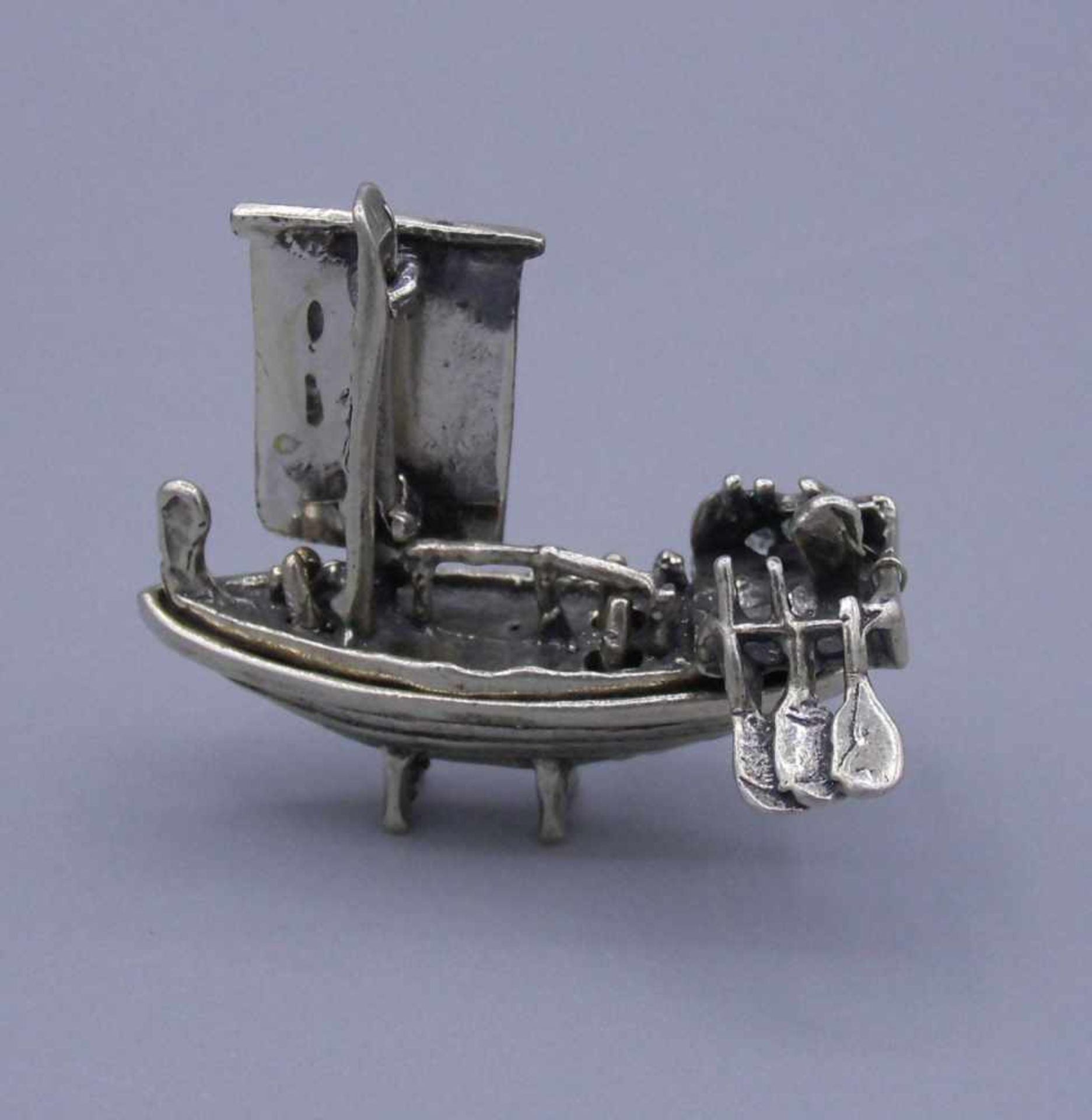SILBERNE FIGUR: "Schiff / Segelschiff", 800er Silber (15 g), gepunzt mit Feingehaltsangabe. In