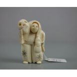 NETSUKE / HANDSCHMECHLER: ZWEIGESICHTIGER / JANUSKÖPFIGER MANN, wohl 20. Jh., Japan, geschnitztes