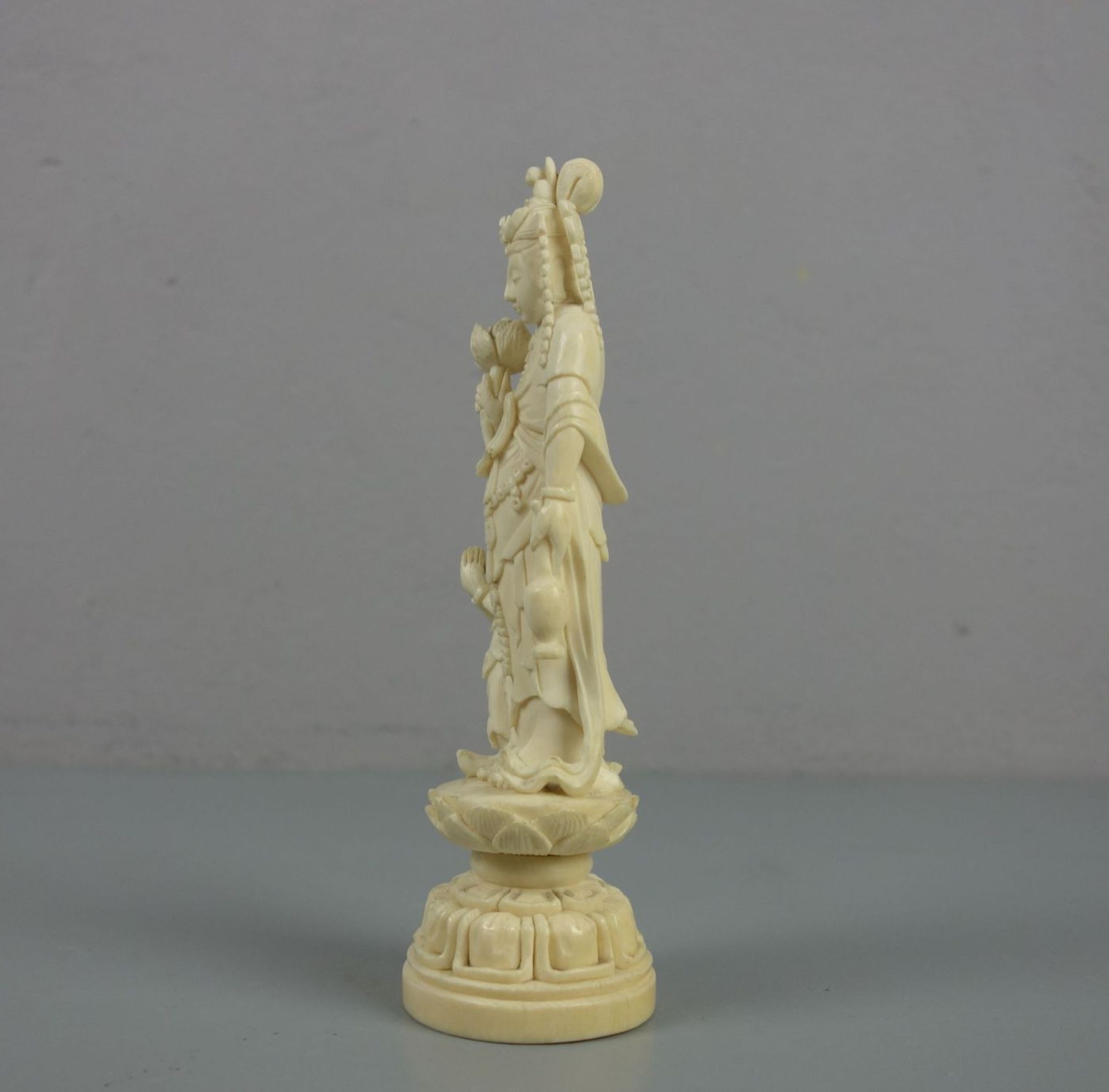 ELFENBEINFIGUR : "Guan Yin mit Assistenzfigur" / Okimono Figur / ivory figure, Asien. Elfenbein, - Bild 4 aus 5