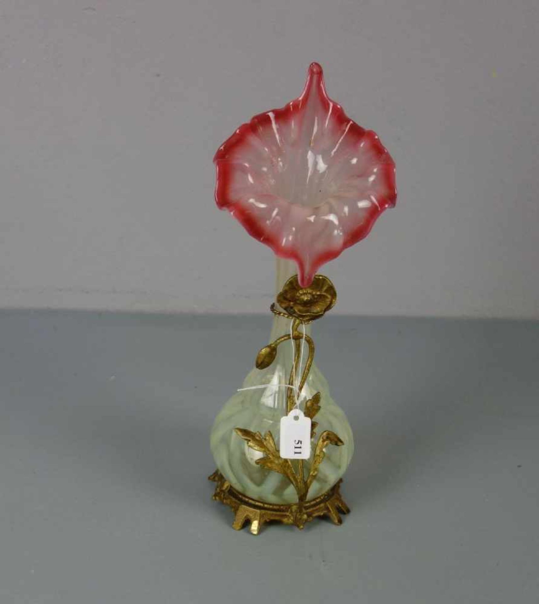 JUGENDSTILVASE mit Metallmonturen / art nouveau vase, Glas und goldfarben gefasstes Metall, um 1900.
